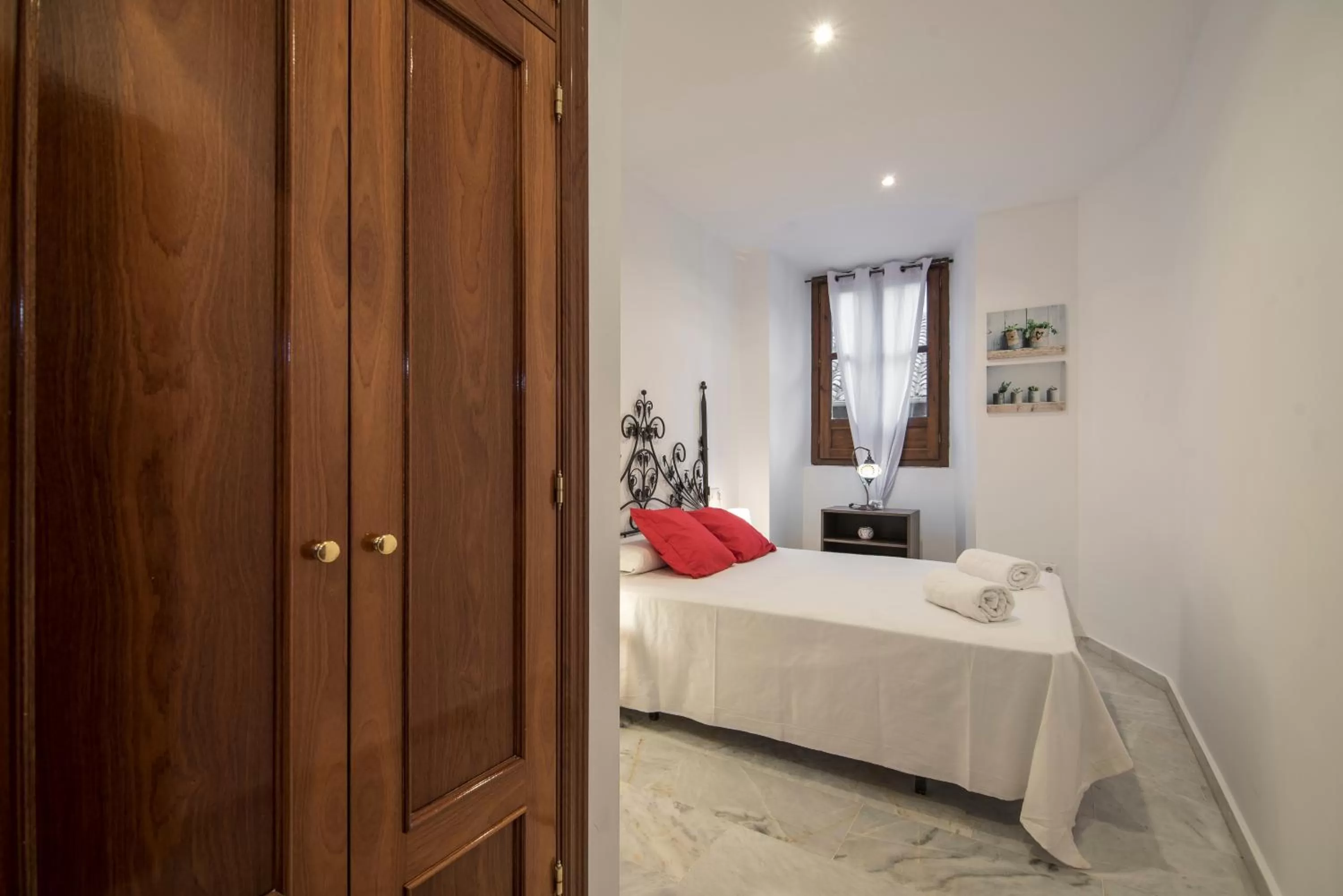 Property building, Bed in Apartamentos Granata