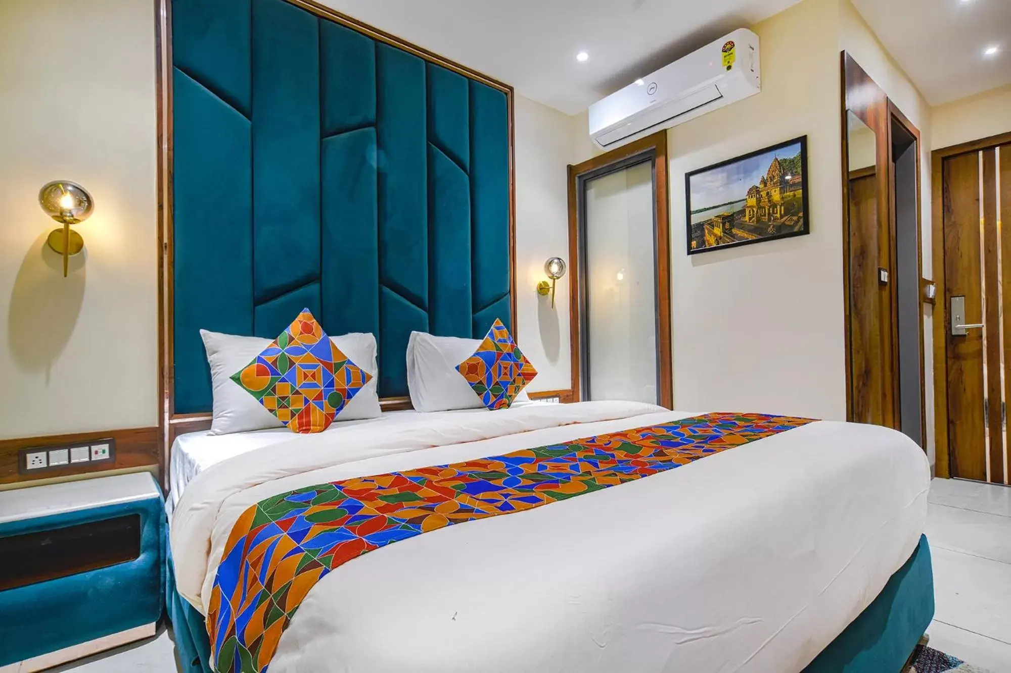 Photo of the whole room, Bed in FabHotel Benchmark Photo of the whole room, Bed in FabHotel Benchmark