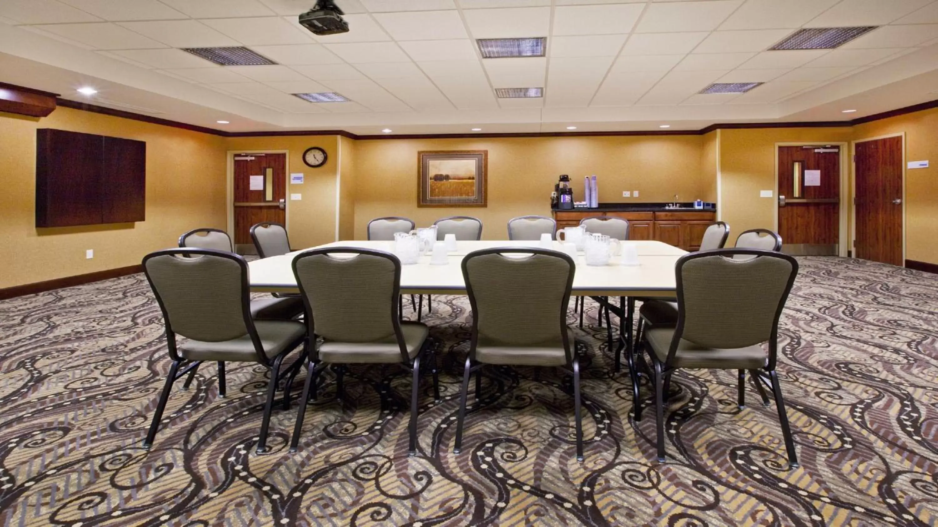 Meeting/conference room in Holiday Inn Express & Suites Sioux Falls Southwest, an IHG Hotel