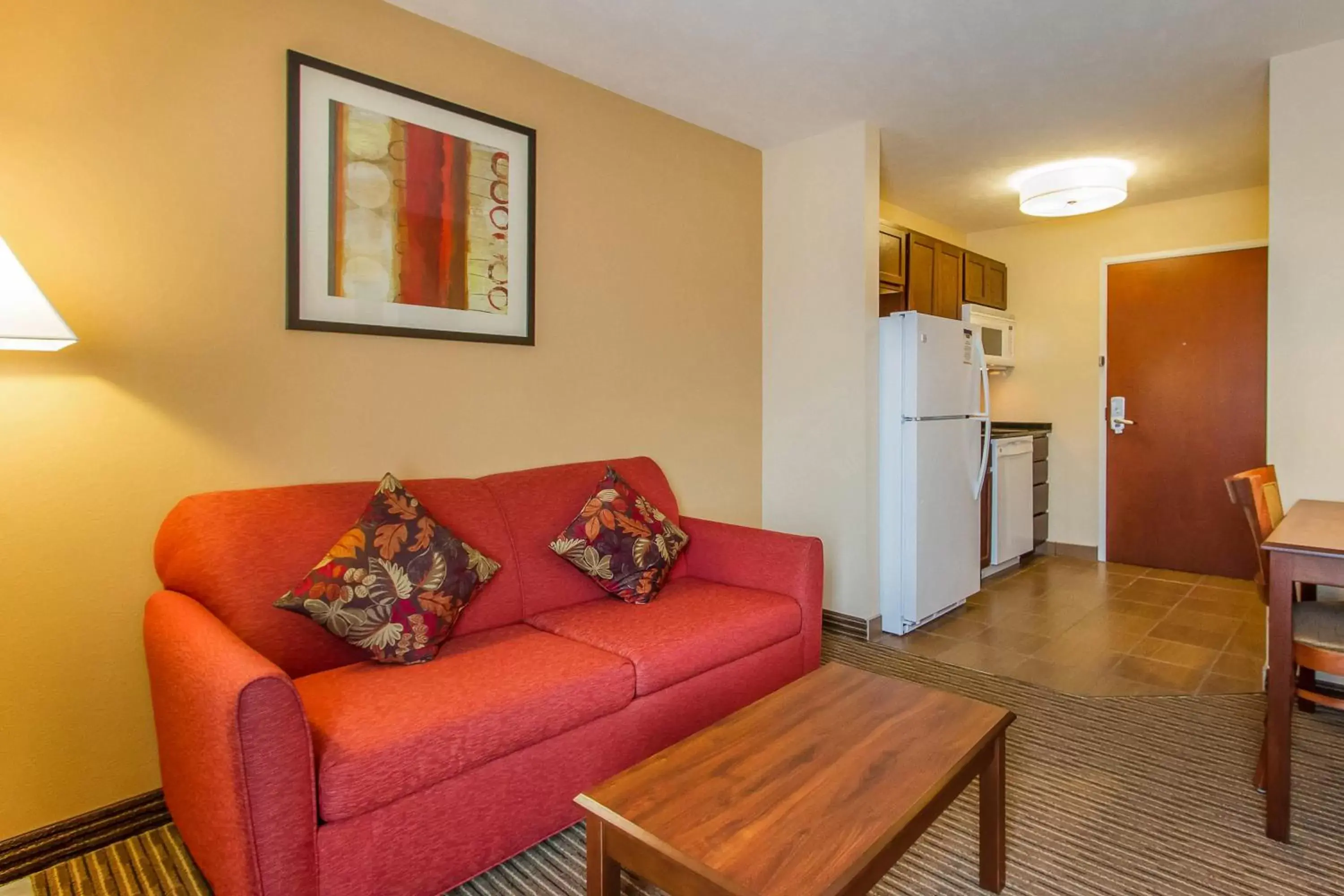 Kitchen or kitchenette, Seating Area in MainStay Suites Grand Island