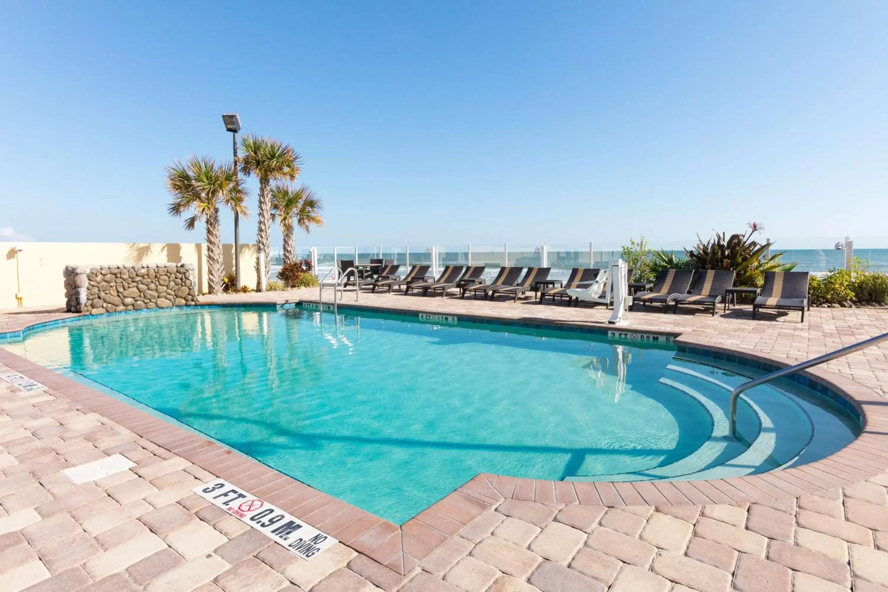 Pool view, Swimming Pool in Hampton Inn Daytona Beach/Beachfront