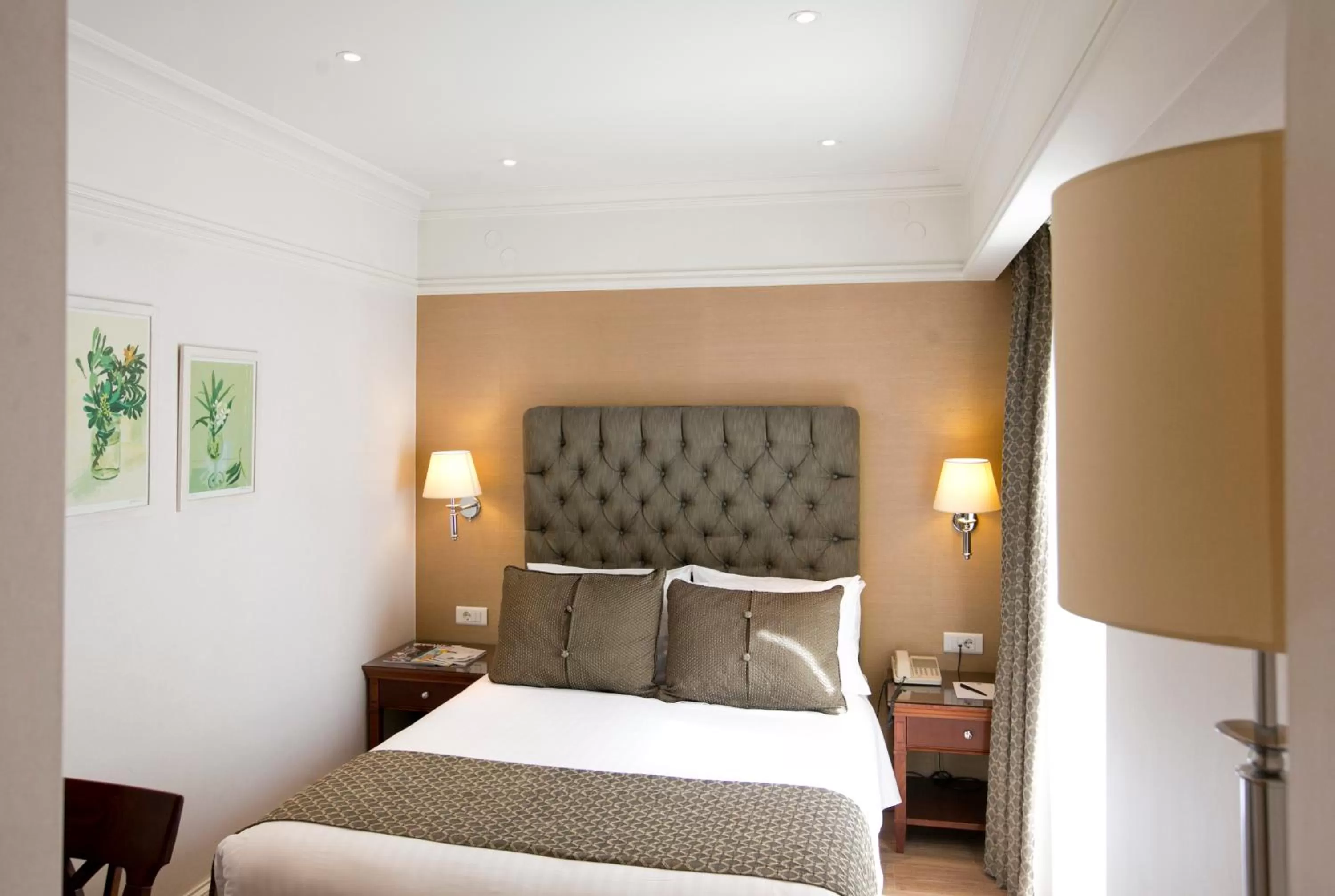 Photo of the whole room, Bed in Hera Hotel