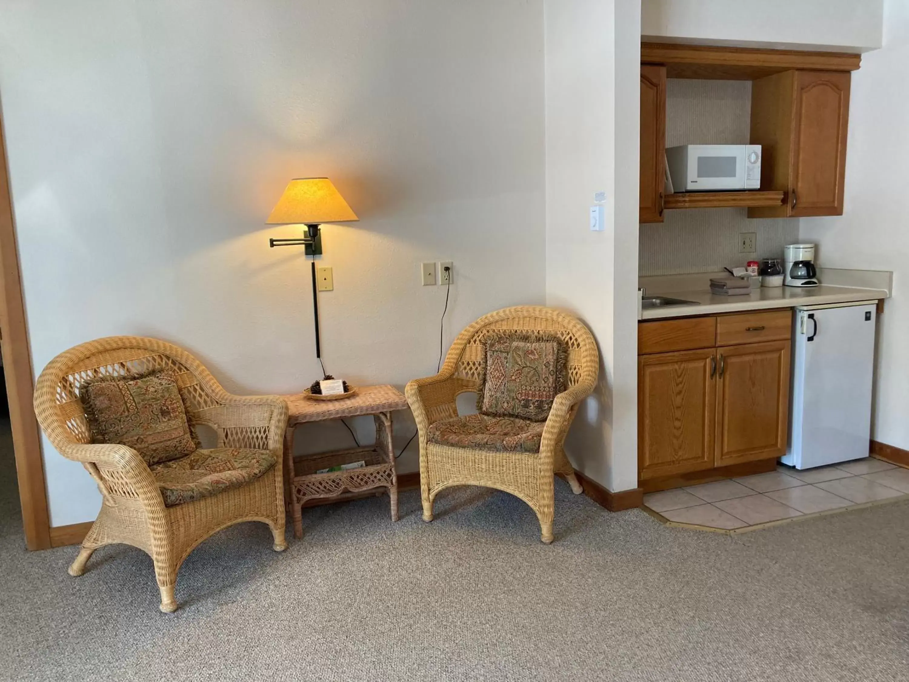 Coffee/tea facilities, Seating Area in River Run Inn