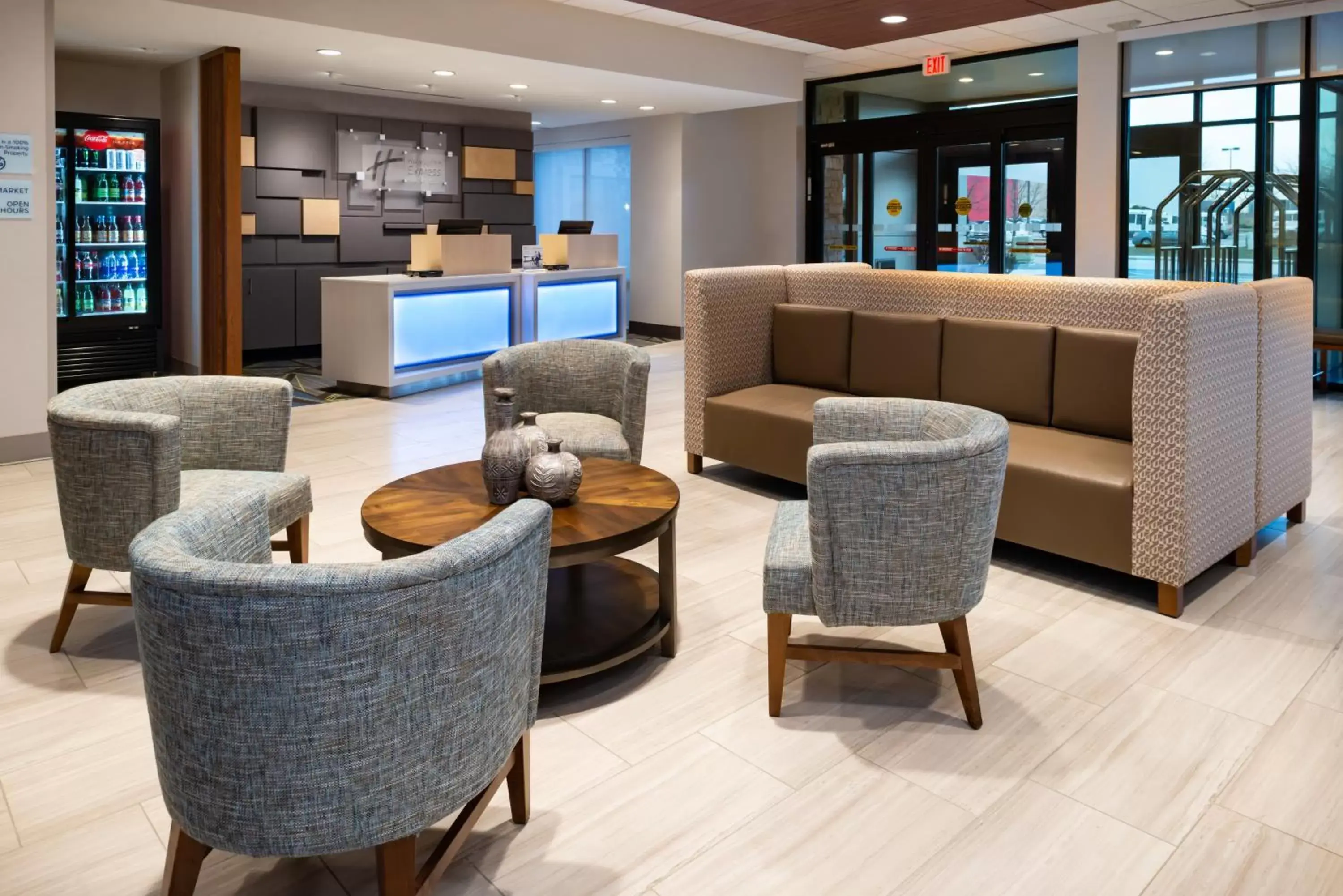 Lobby or reception, Lounge/Bar in Holiday Inn Express & Suites - Romeoville - Joliet North, an IHG Hotel