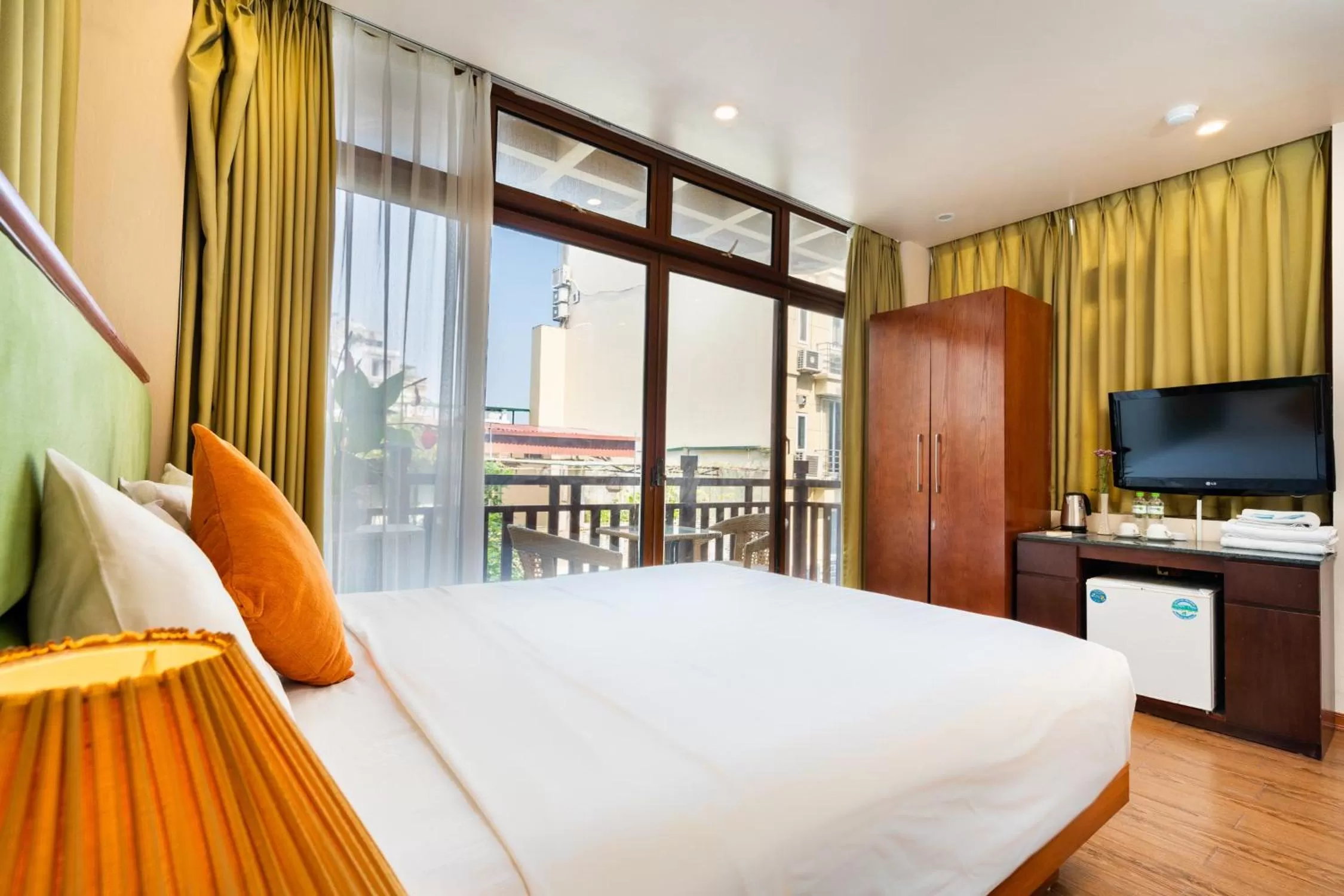 Bedroom, Bed in Artisan Lakeview Hotel