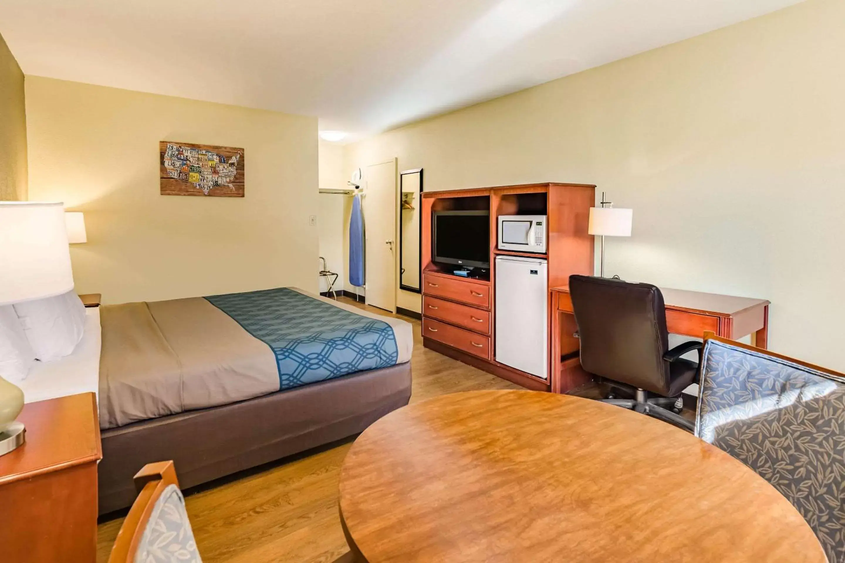 Photo of the whole room, Bed in Econo Lodge Lexington Downtown near I-81