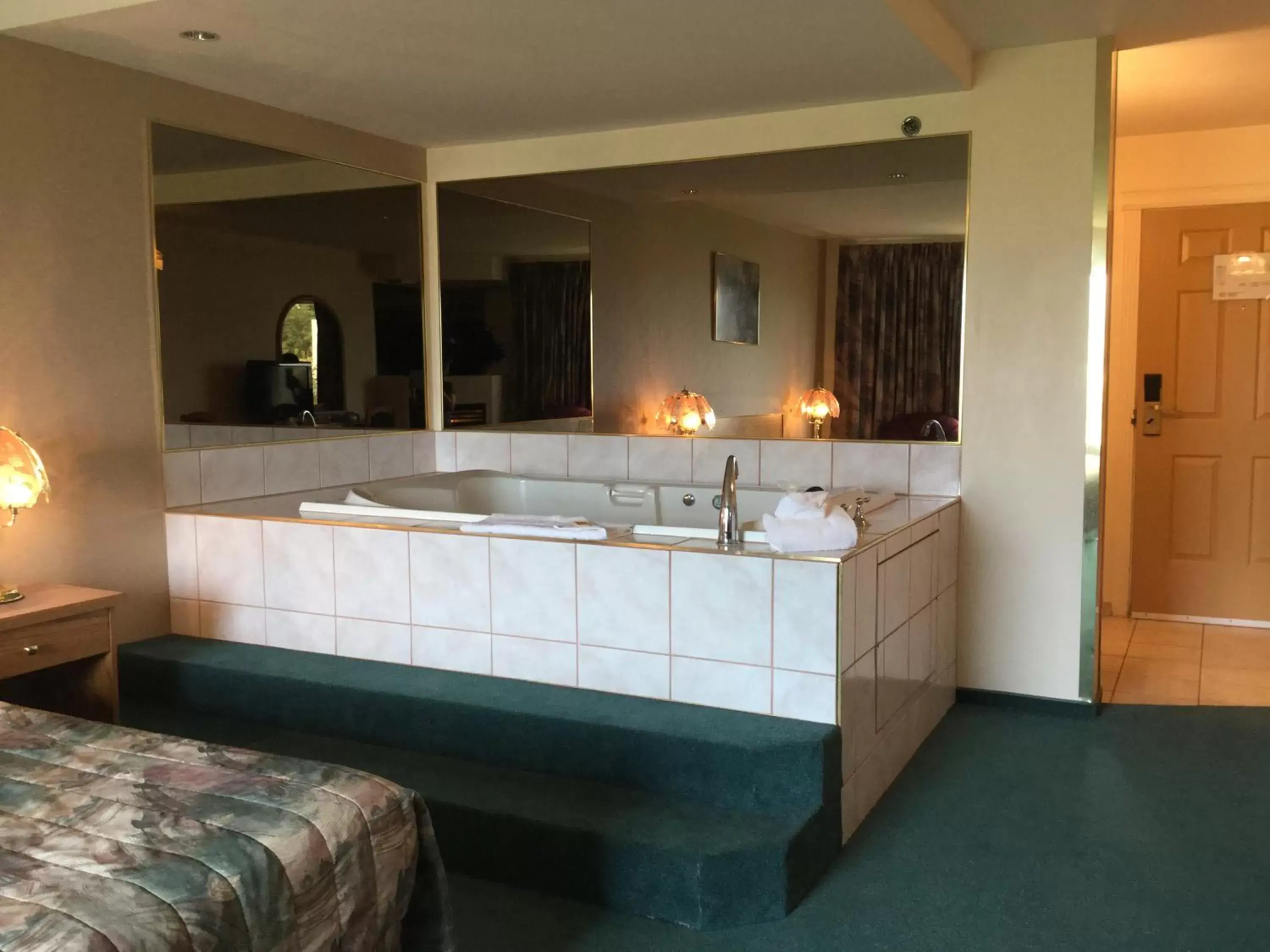 Spa and wellness centre/facilities, Bathroom in Western Budget Motel East Red Deer