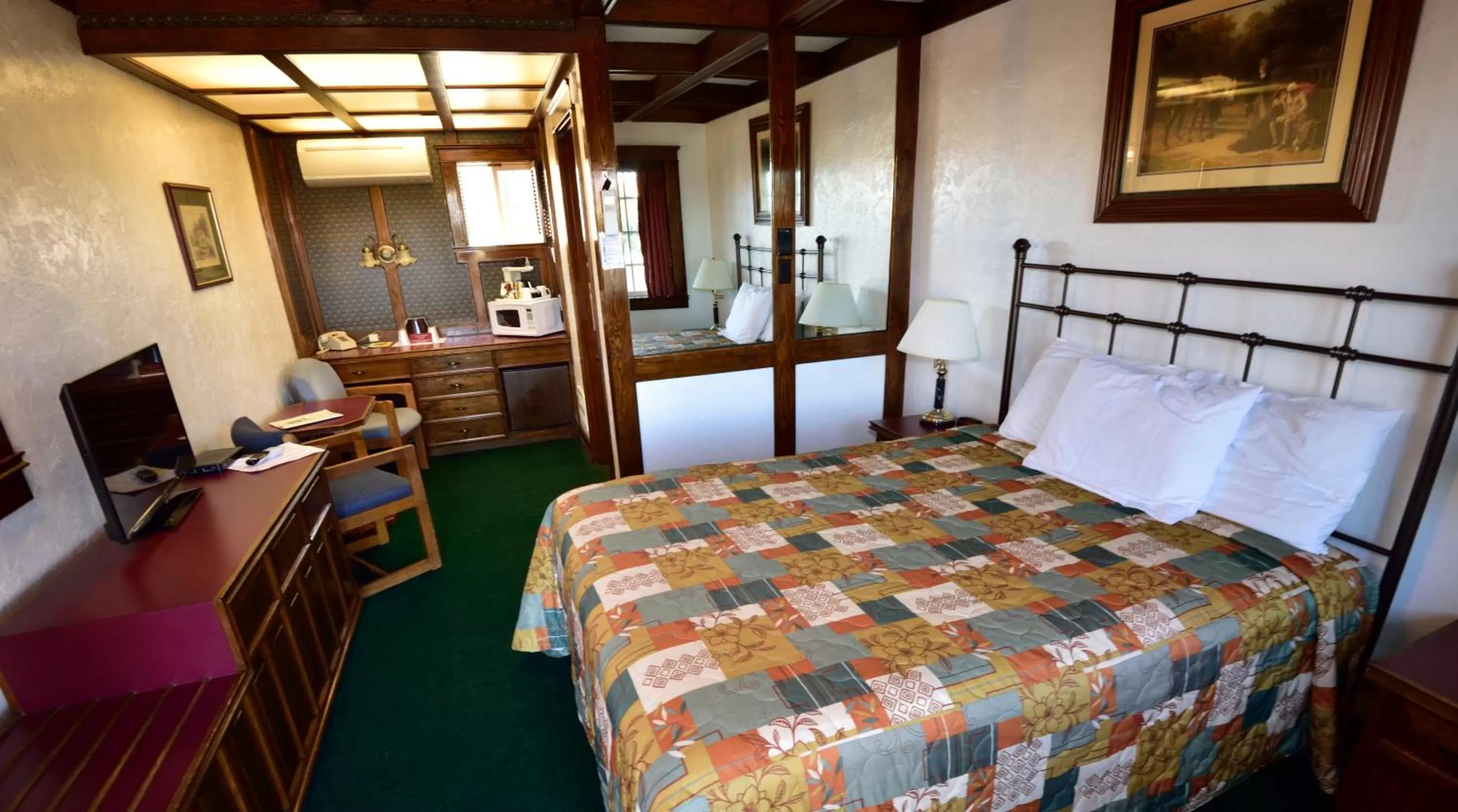 Photo of the whole room, Bed in Sequim West Inn