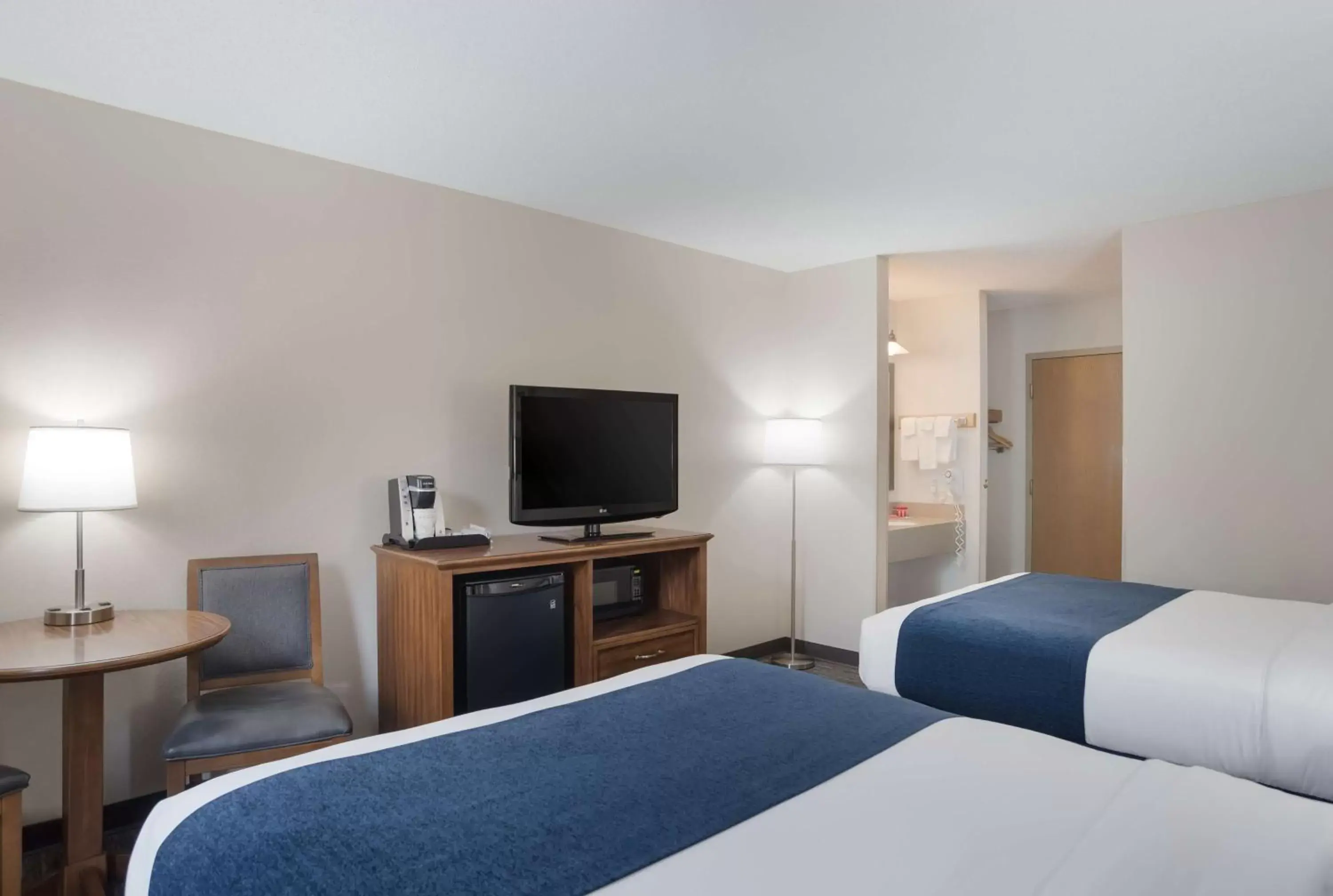 Bedroom, Bed in SureStay Plus Hotel by Best Western Elizabethtown Hershey