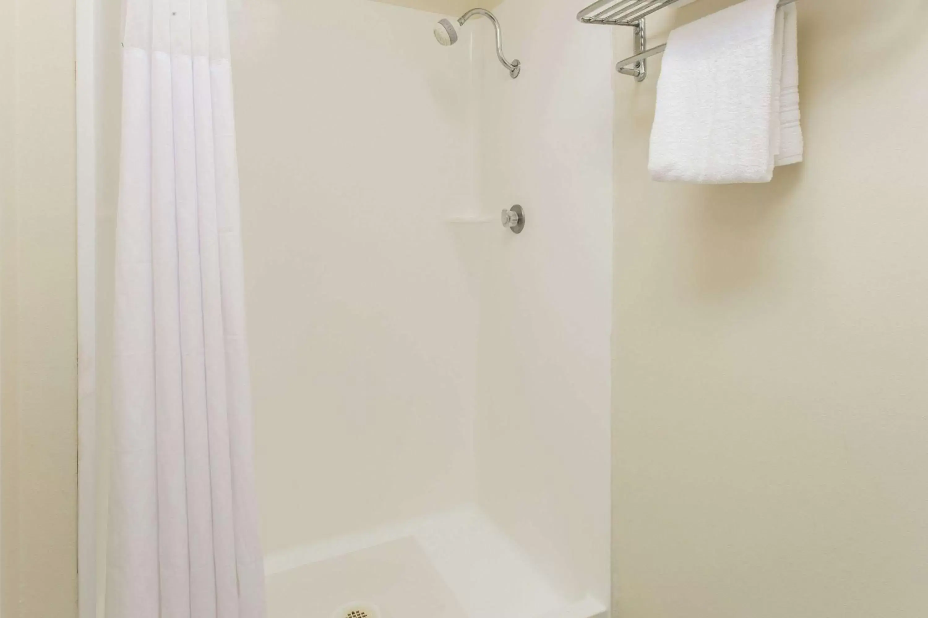 Bathroom in Days Inn by Wyndham Modesto Bathroom in Days Inn by Wyndham Modesto