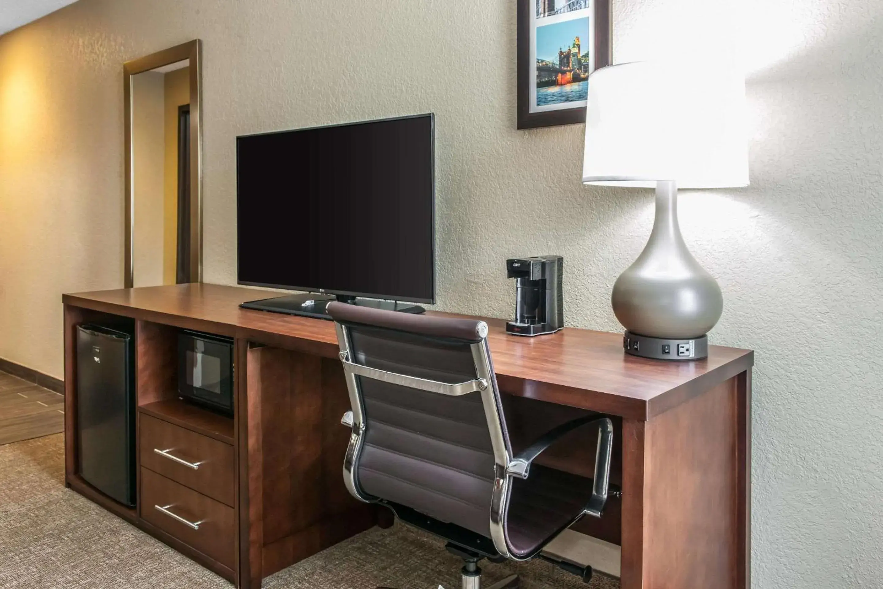 Bedroom, TV/Entertainment Center in Comfort Inn Blue Ash North