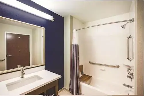 Bathroom in La Quinta by Wyndham Wichita Northeast