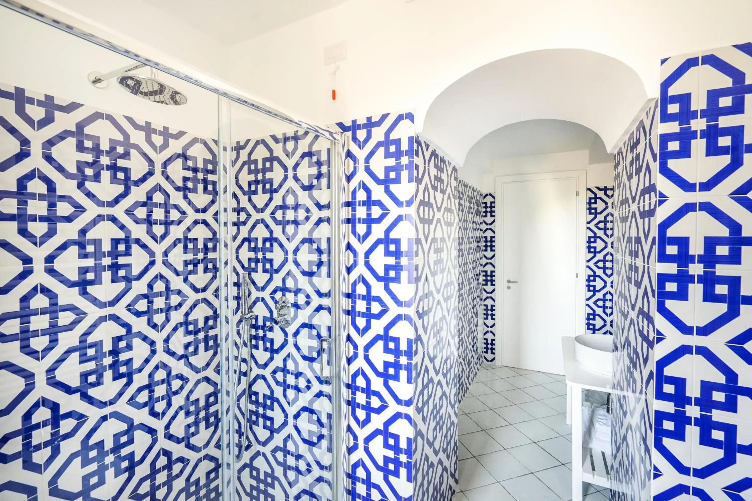 Shower, Bathroom in Hotel Torre Barbara