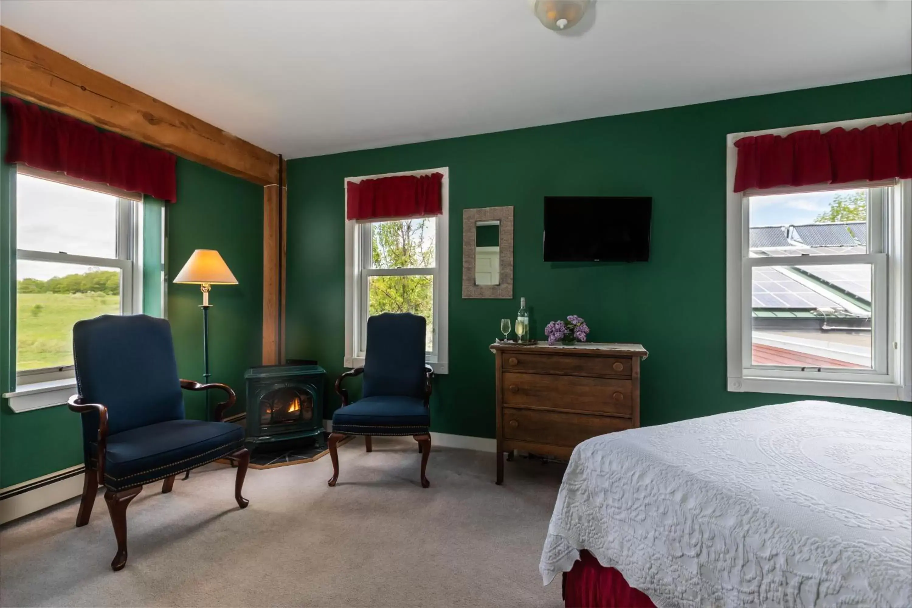 Photo of the whole room, Seating Area in Maple Hill Farm Inn