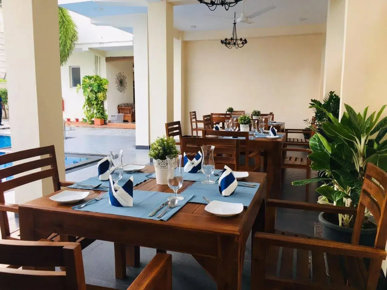 Lounge or bar, Restaurant/Places to Eat in The Ocean Pearl Hotel Negombo