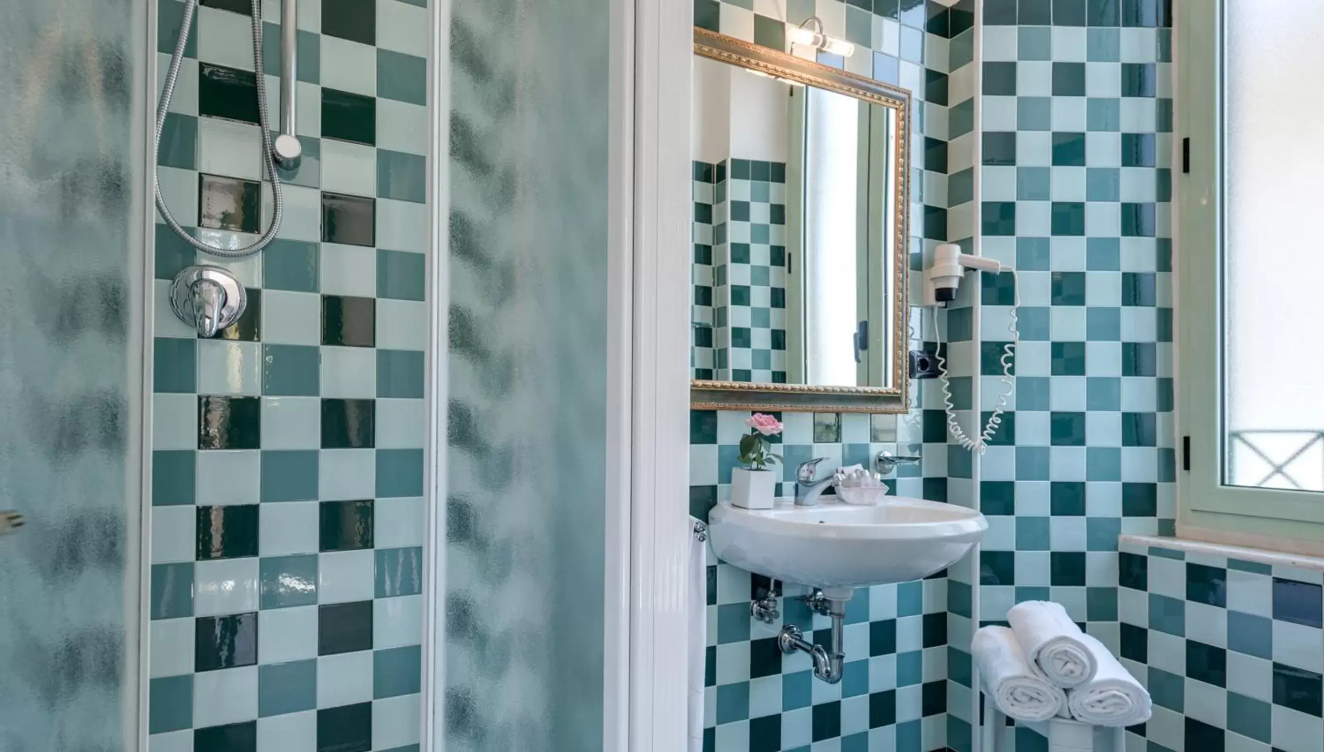 Shower, Bathroom in Hotel Da Vinci