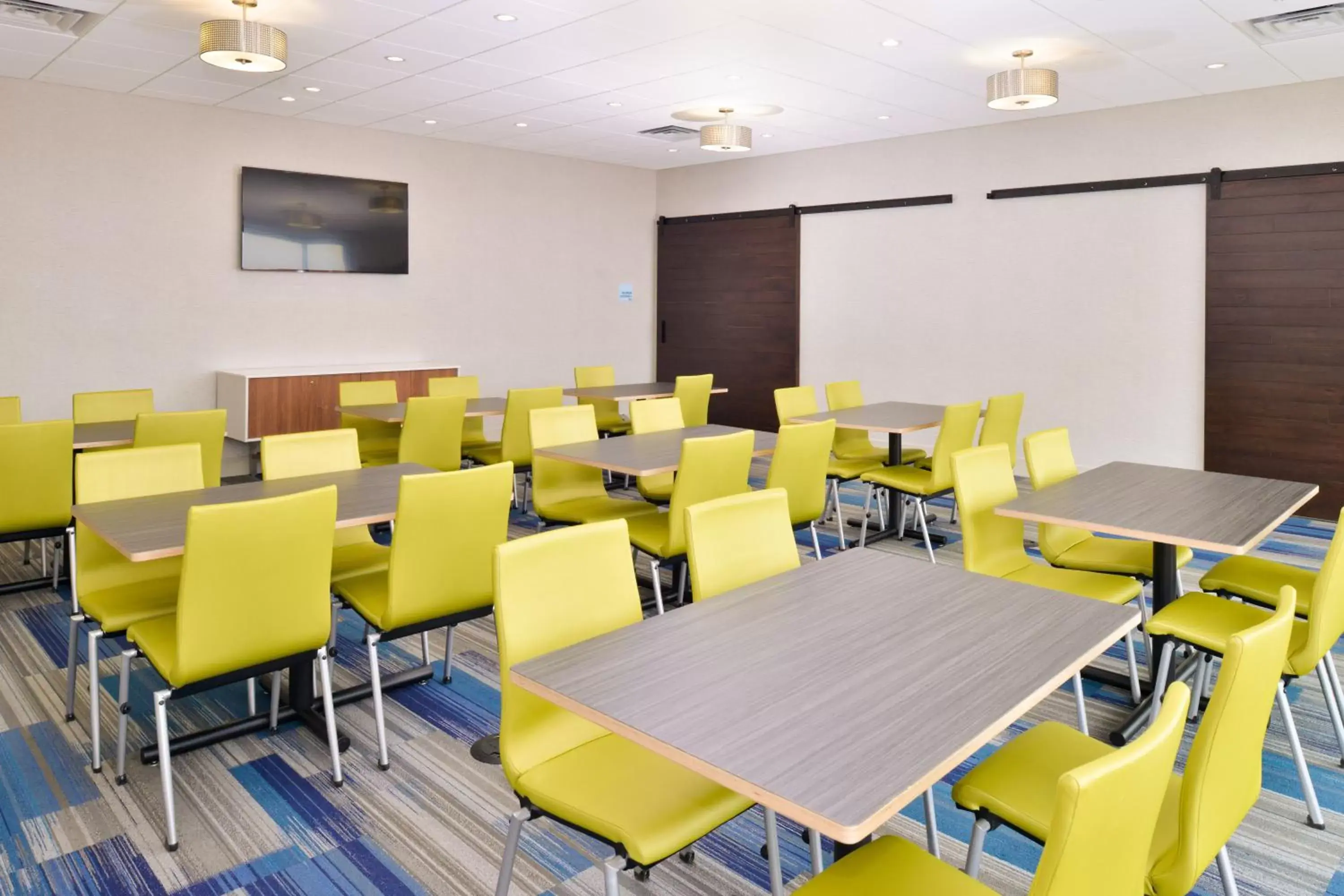 Meeting/conference room, Restaurant/Places to Eat in Holiday Inn Express & Suites Madison, an IHG Hotel