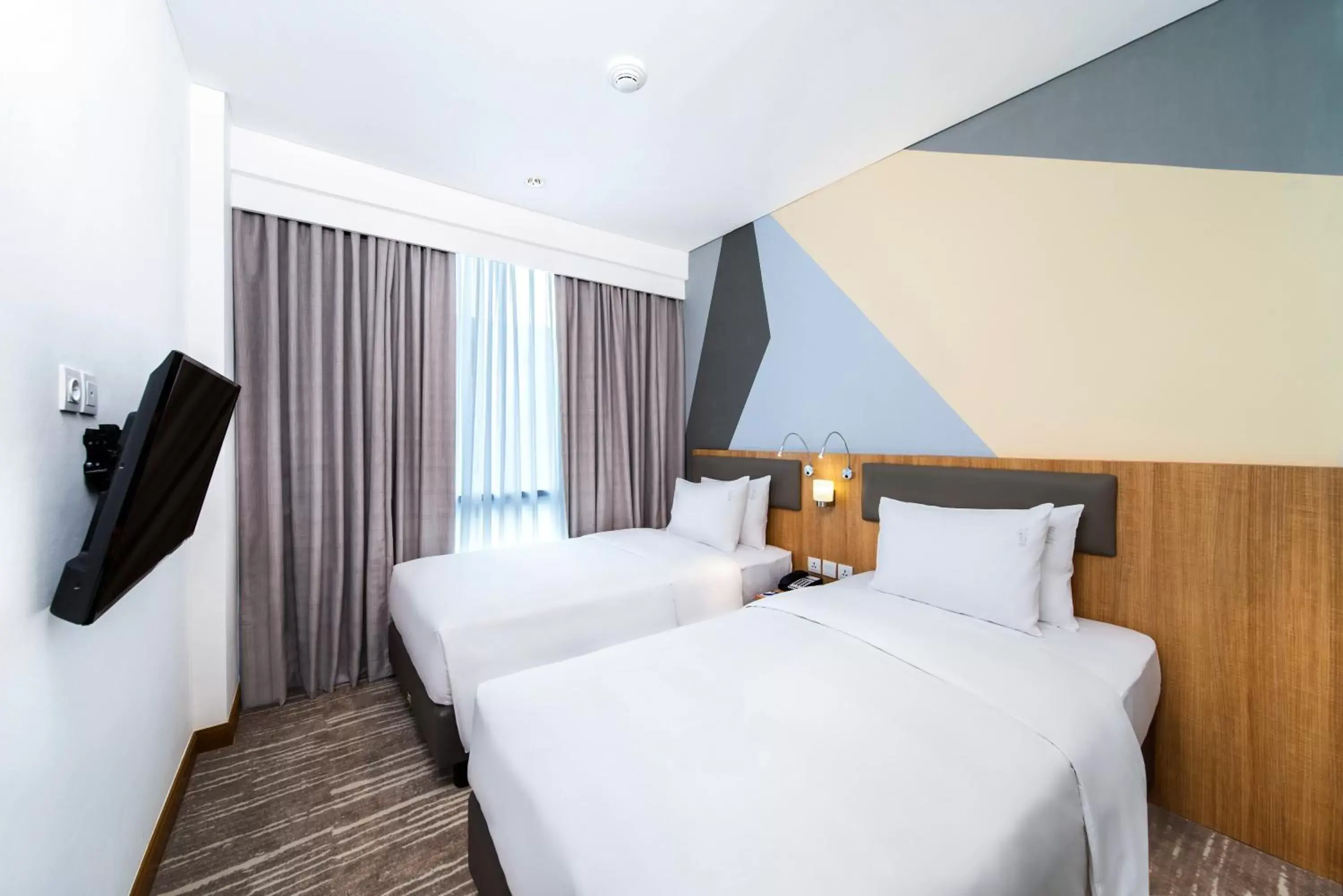 Bedroom, Bed in Holiday Inn Express Jakarta Matraman, an IHG Hotel
