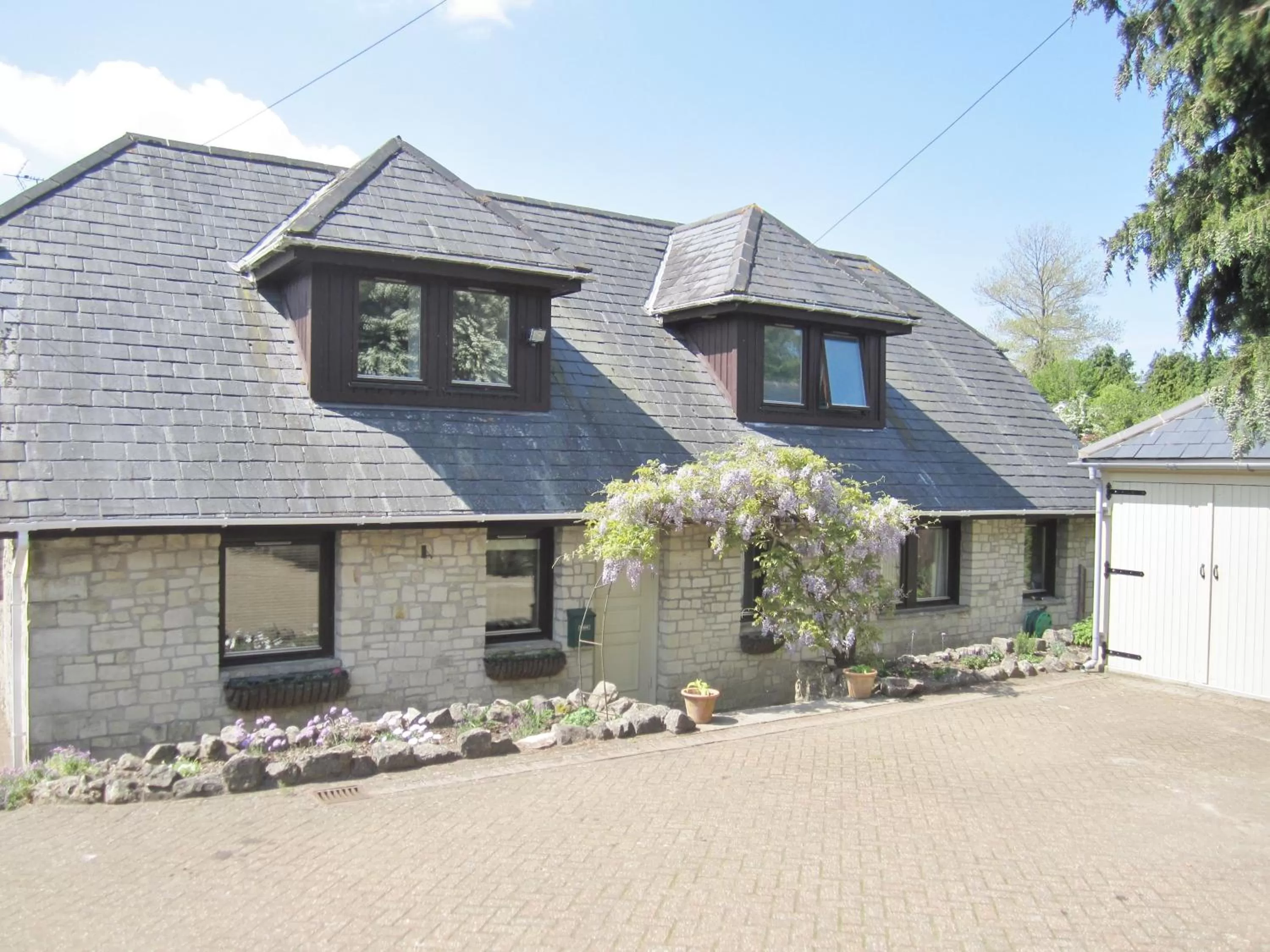 Facade/entrance, Property Building in Hare Lodge B&B