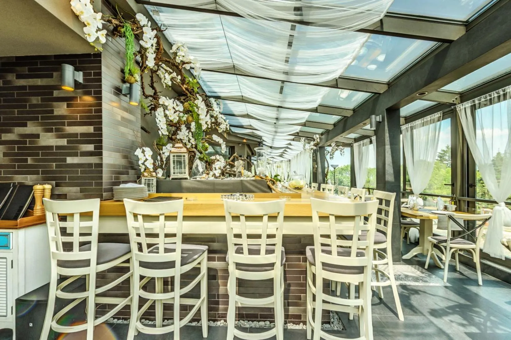 Restaurant/places to eat in All Seasons Residence Design Hotel - Free parking