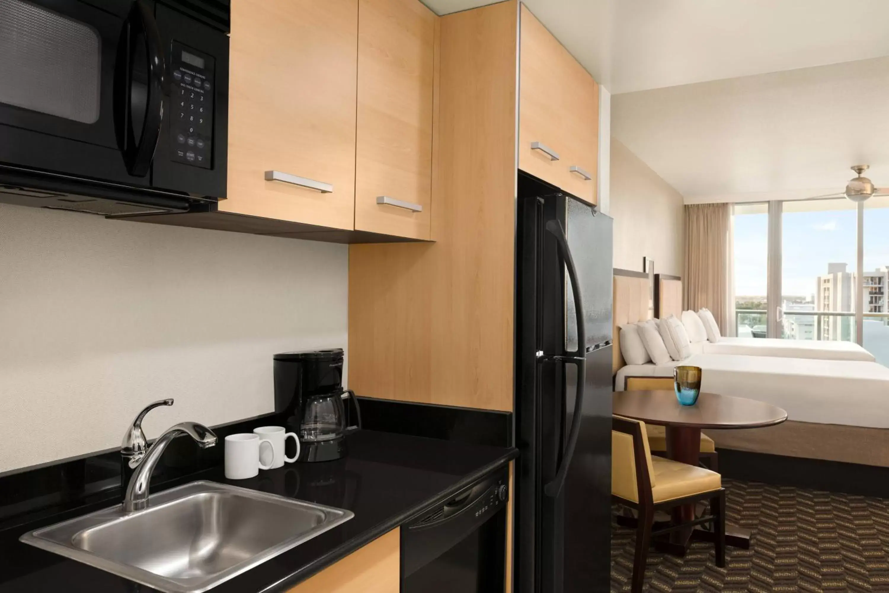 Photo of the whole room, Kitchen/Kitchenette in Residence Inn by Marriott Fort Lauderdale Intracoastal