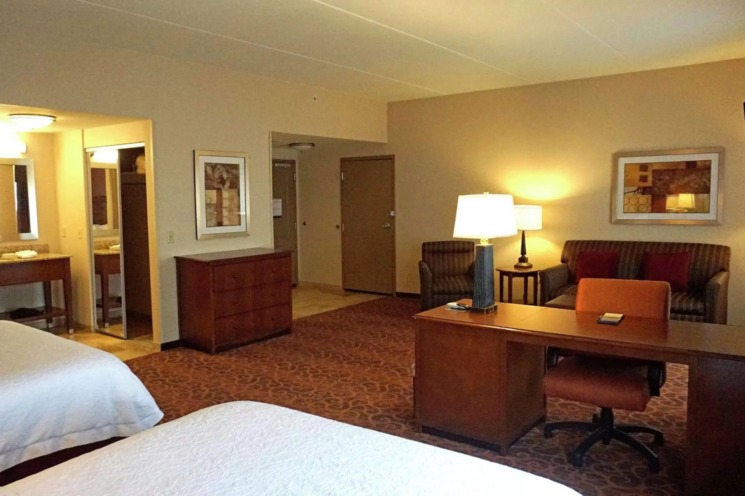 Bedroom, Seating Area in Hampton Inn Waynesburg