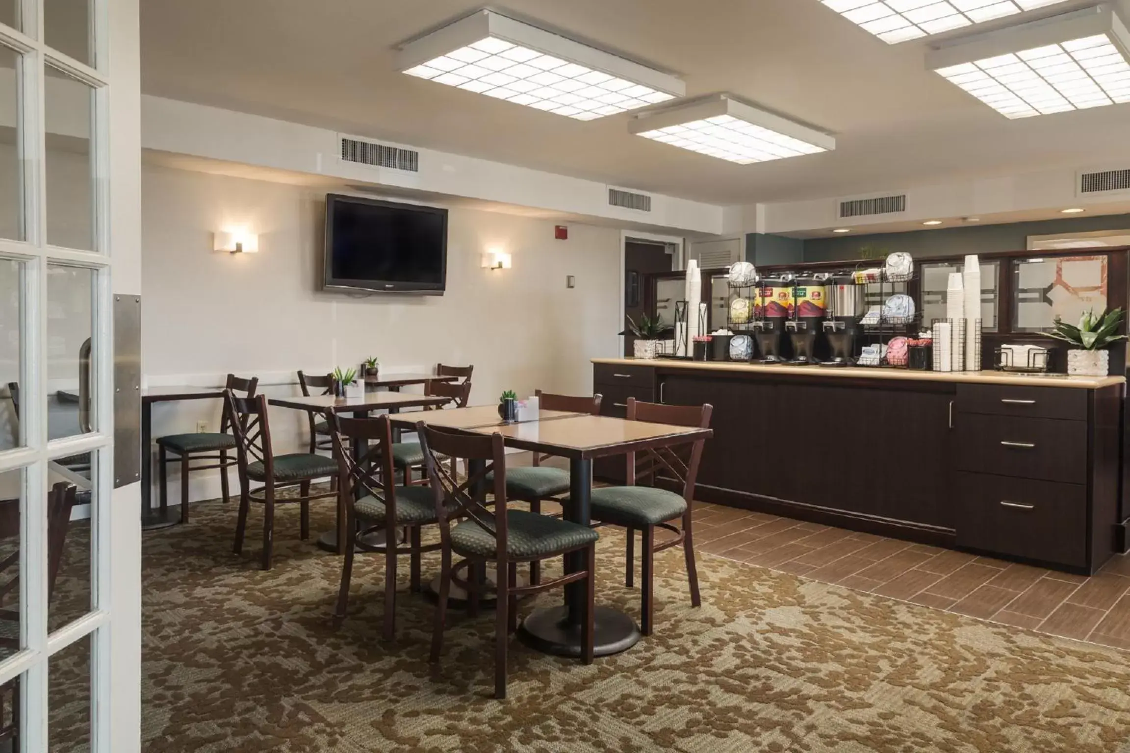 Food and drinks, Restaurant/Places to Eat in Ramada by Wyndham Boston