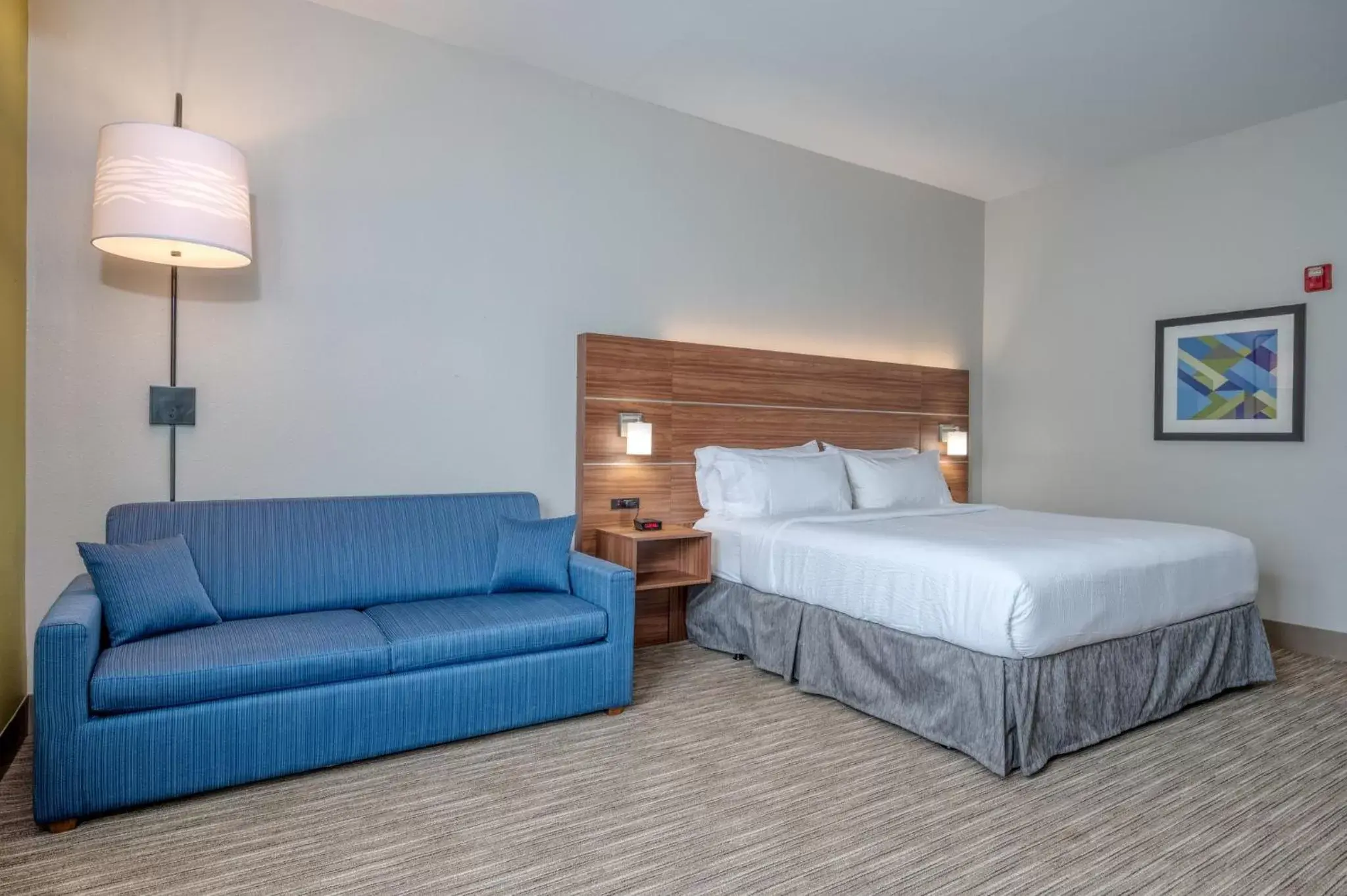 Photo of the whole room, Bed in Holiday Inn Express Hotel & Suites Thornburg-S. Fredericksburg, an IHG Hotel