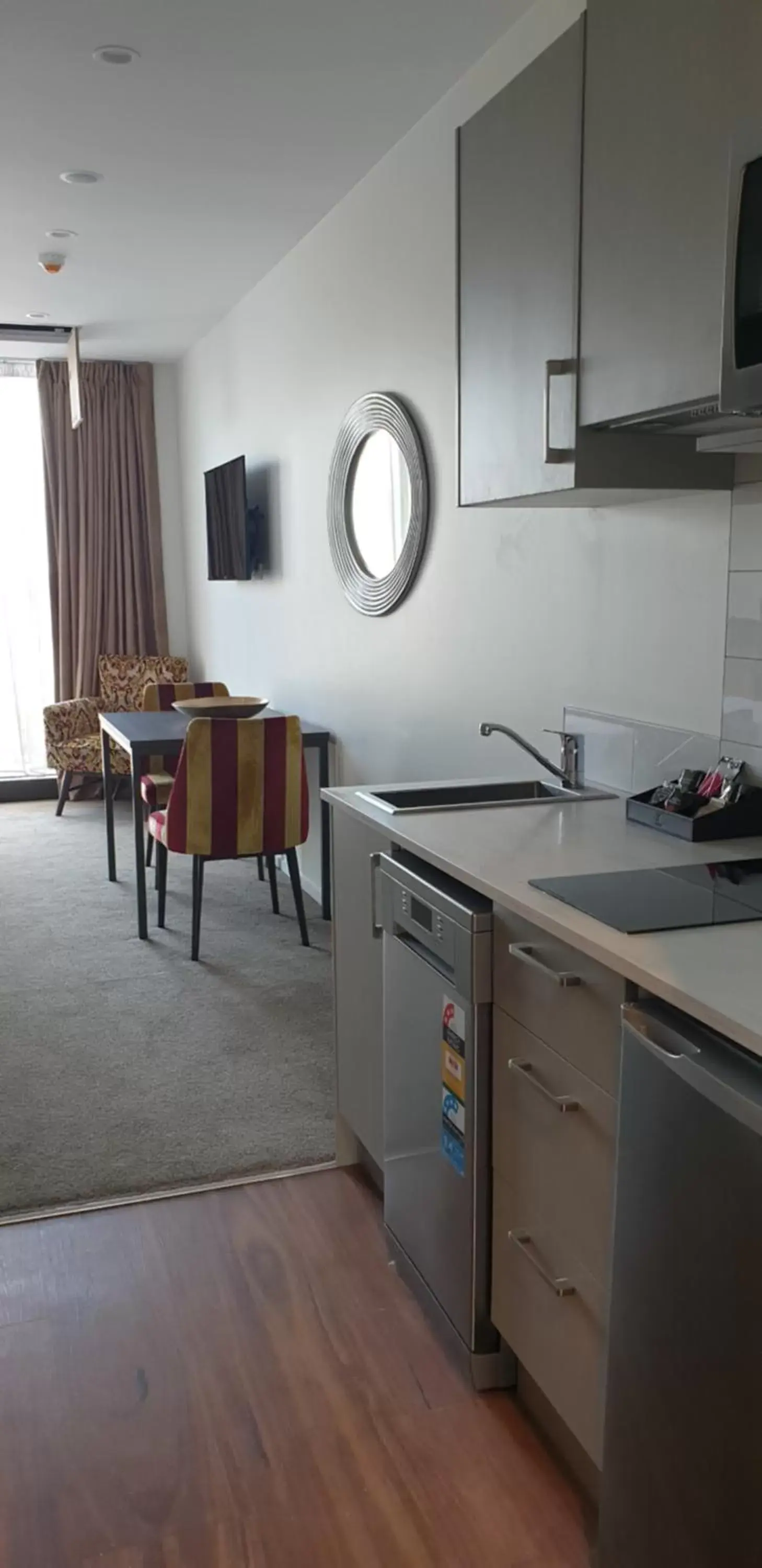 Dining area, Kitchen/Kitchenette in Ramada Suites by Wyndham Manukau