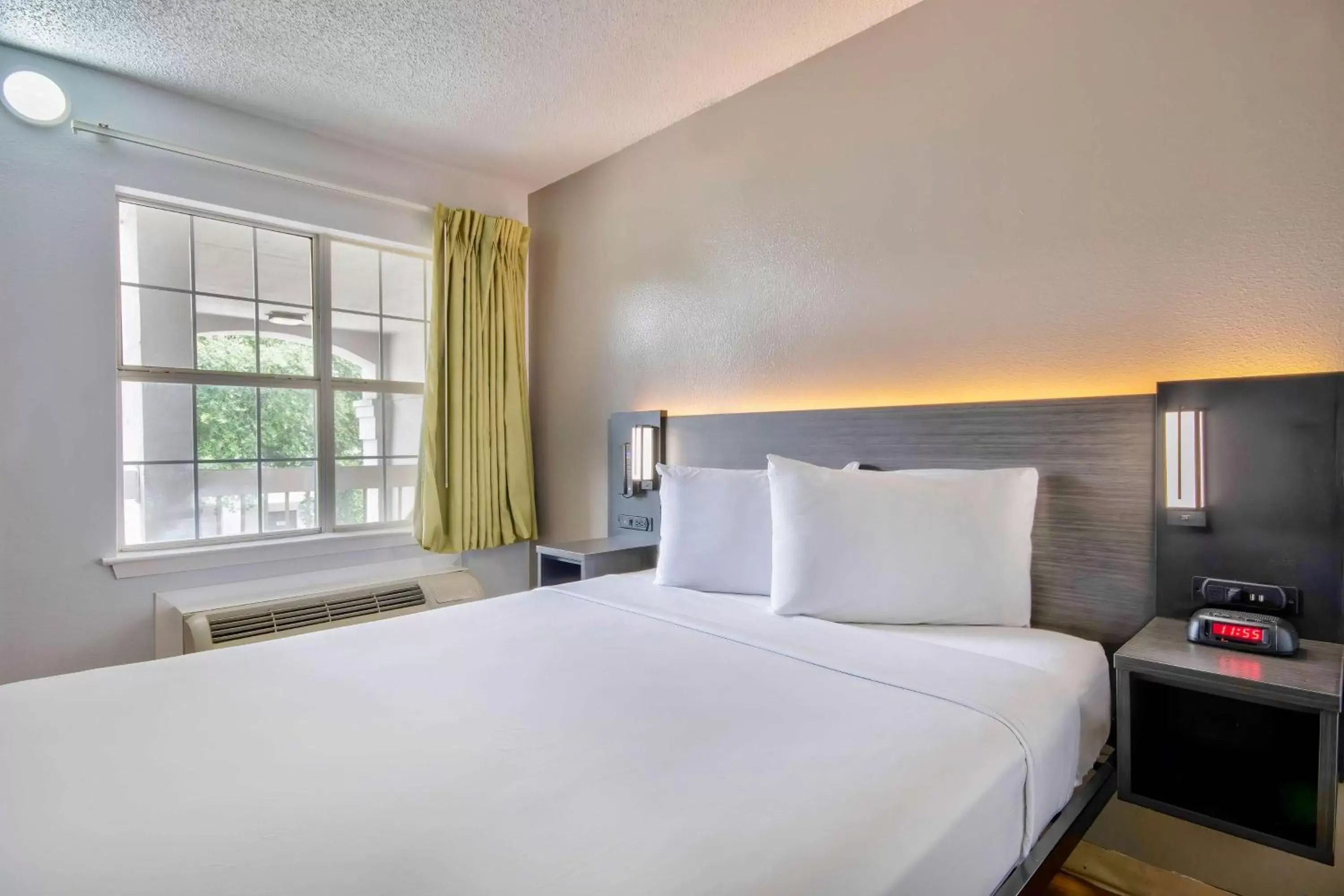 Queen Room - Non-Smoking in Studio 6-San Antonio, TX - Six Flags Queen Room - Non-Smoking in Studio 6-San Antonio, TX - Six Flags