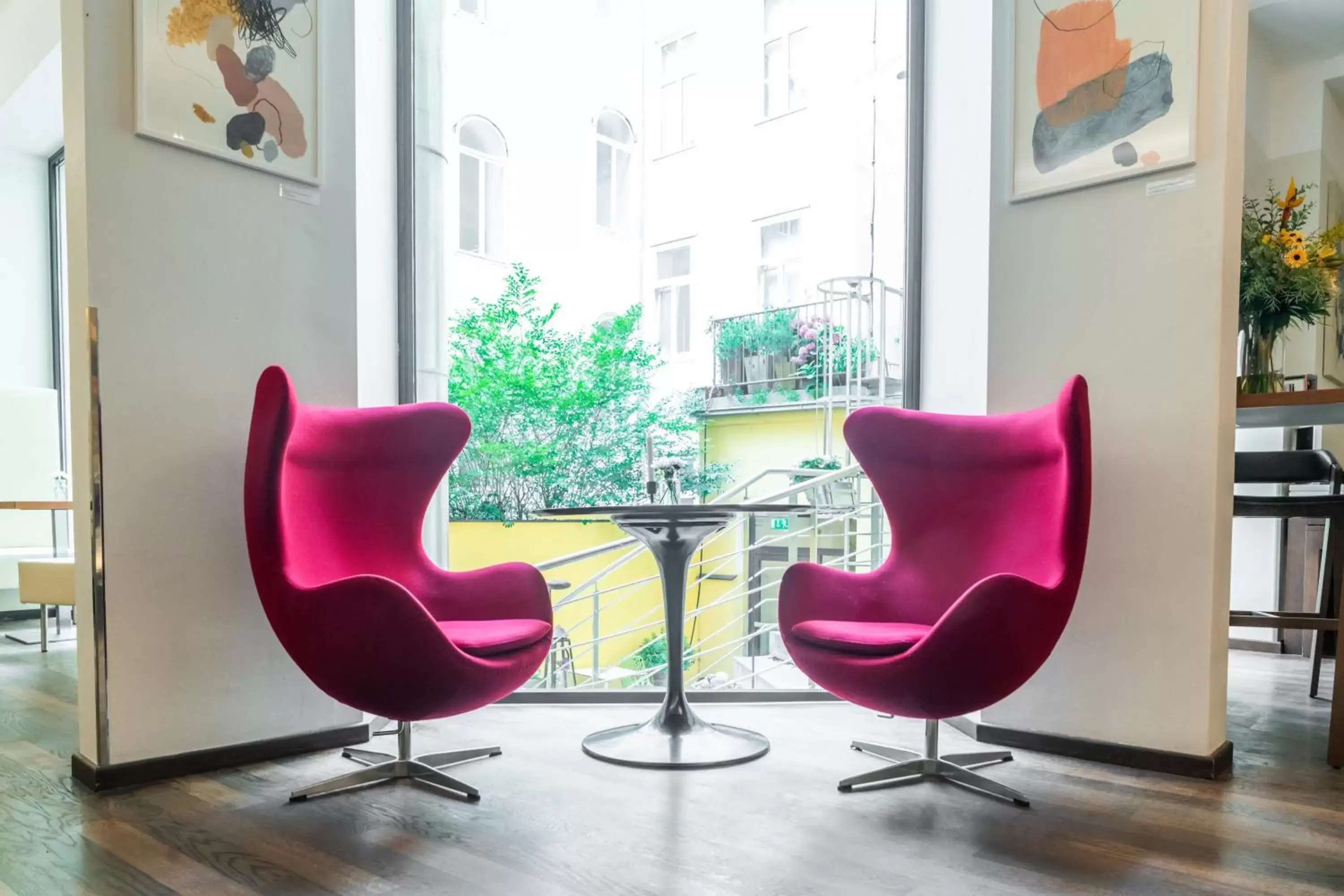 Lounge or bar in Hotel Rathaus - Wein & Design Lounge or bar in Hotel Rathaus - Wein & Design