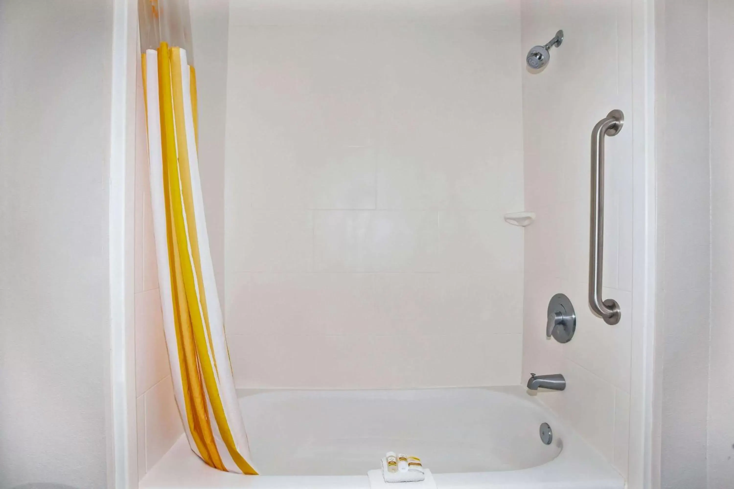 Bathroom in La Quinta by Wyndham Karnes City - Kenedy