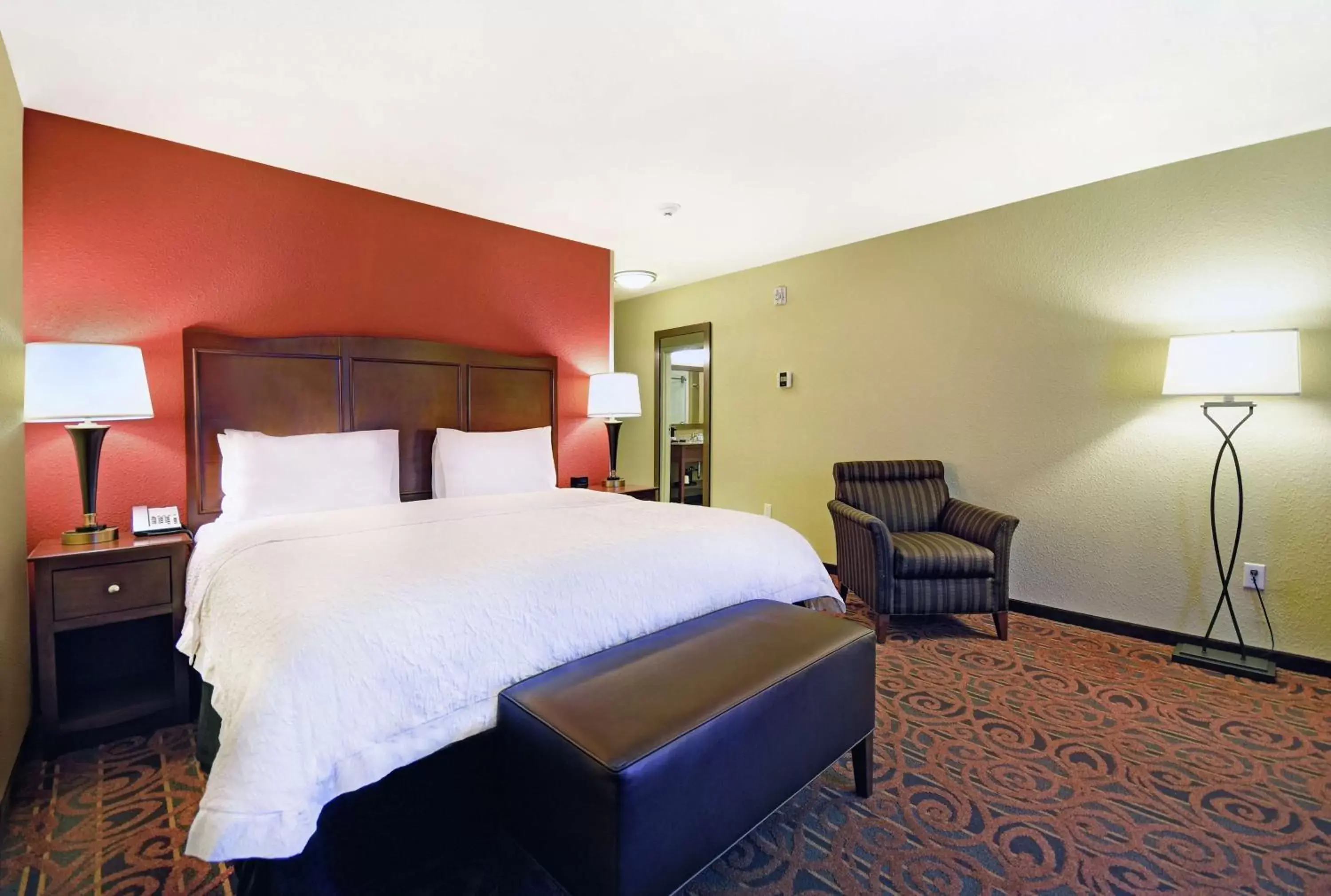 Bed in Hampton Inn & Suites Milwaukee/Franklin