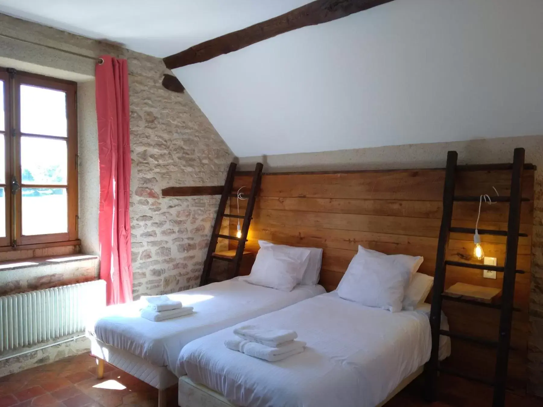 Bedroom, Bed in Jardin des Sens, la Rente d'Eguilly