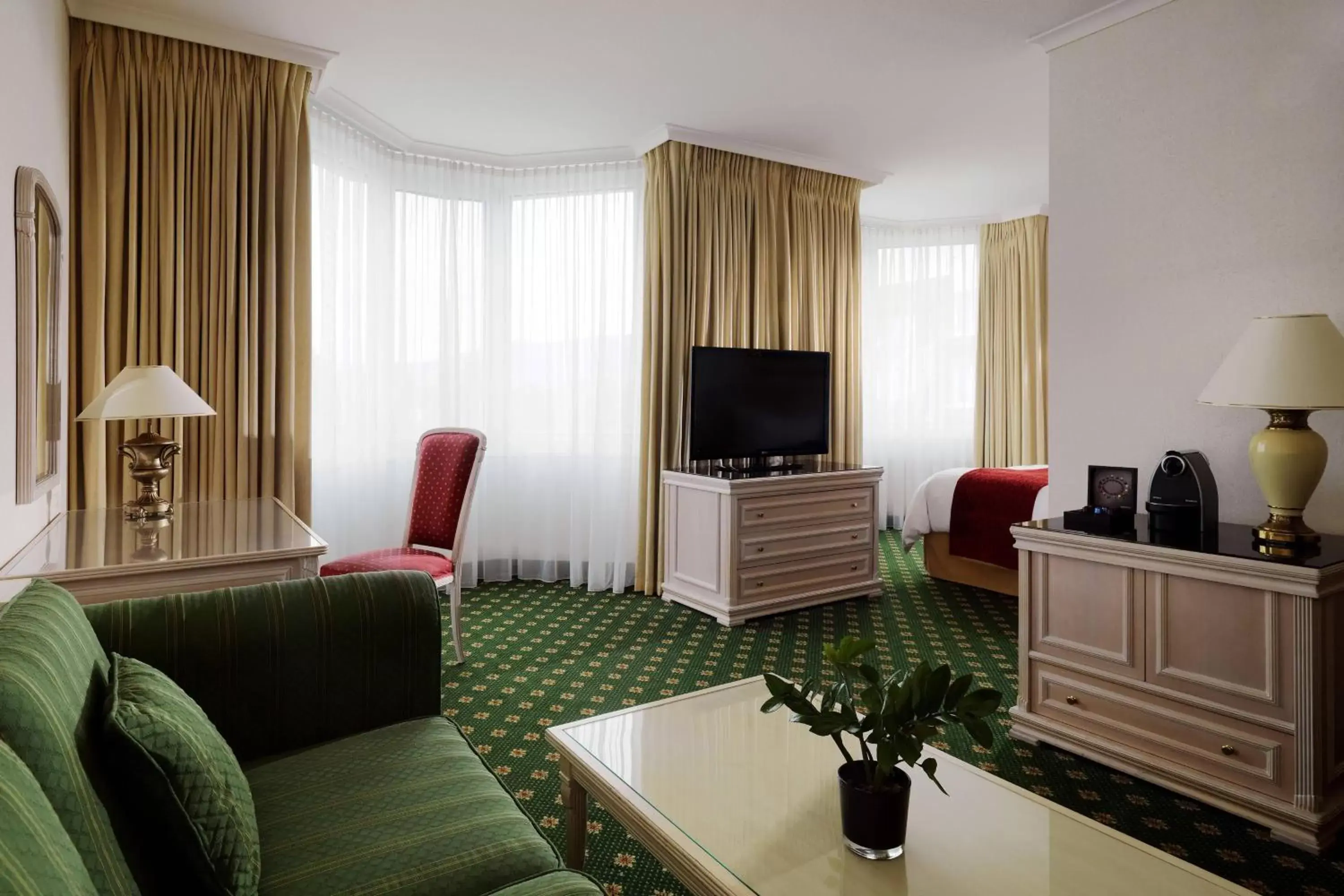Bedroom, TV/Entertainment Center in Heidelberg Marriott Hotel