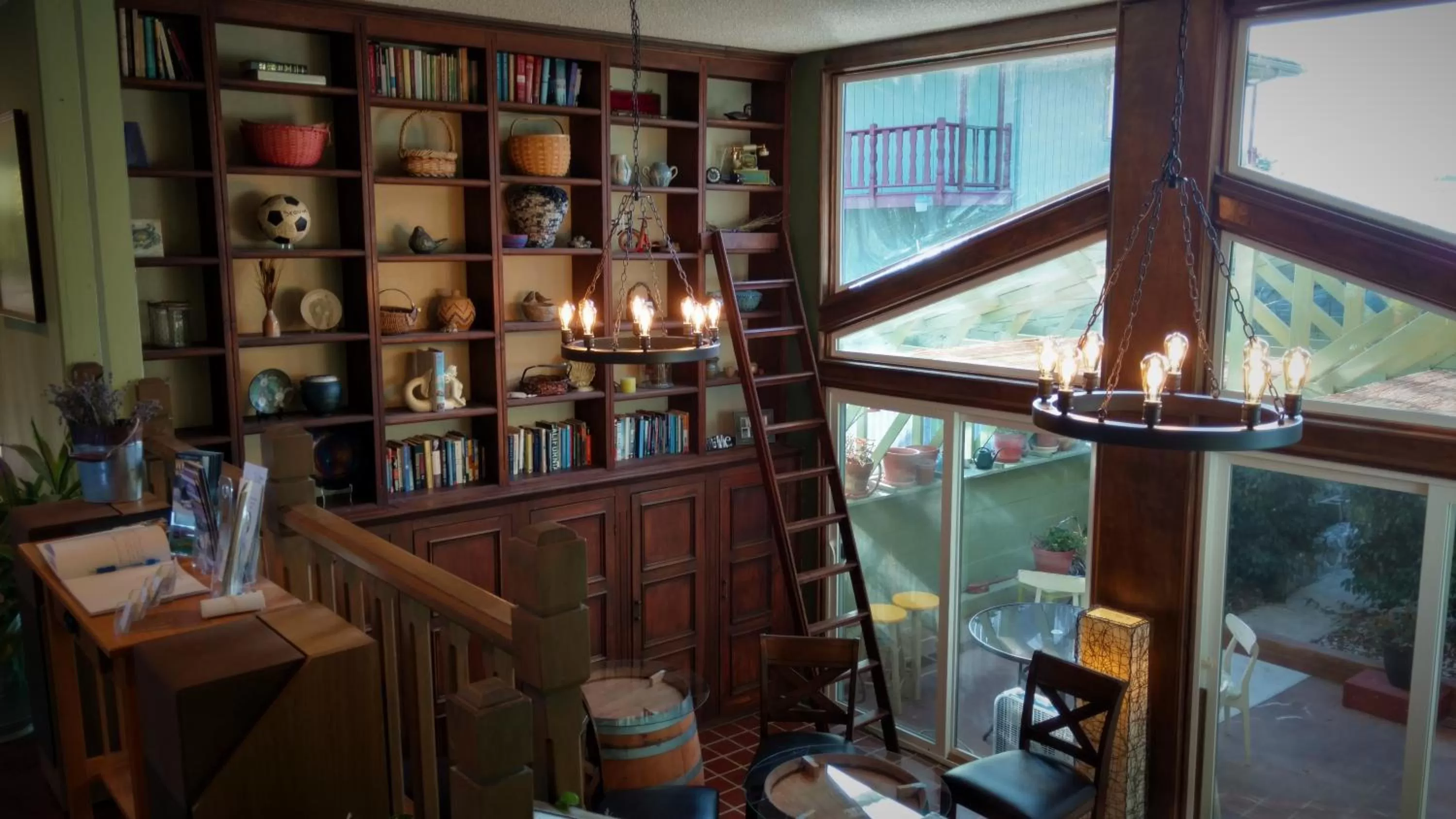 Library in Greenhouse Inn by the Bay