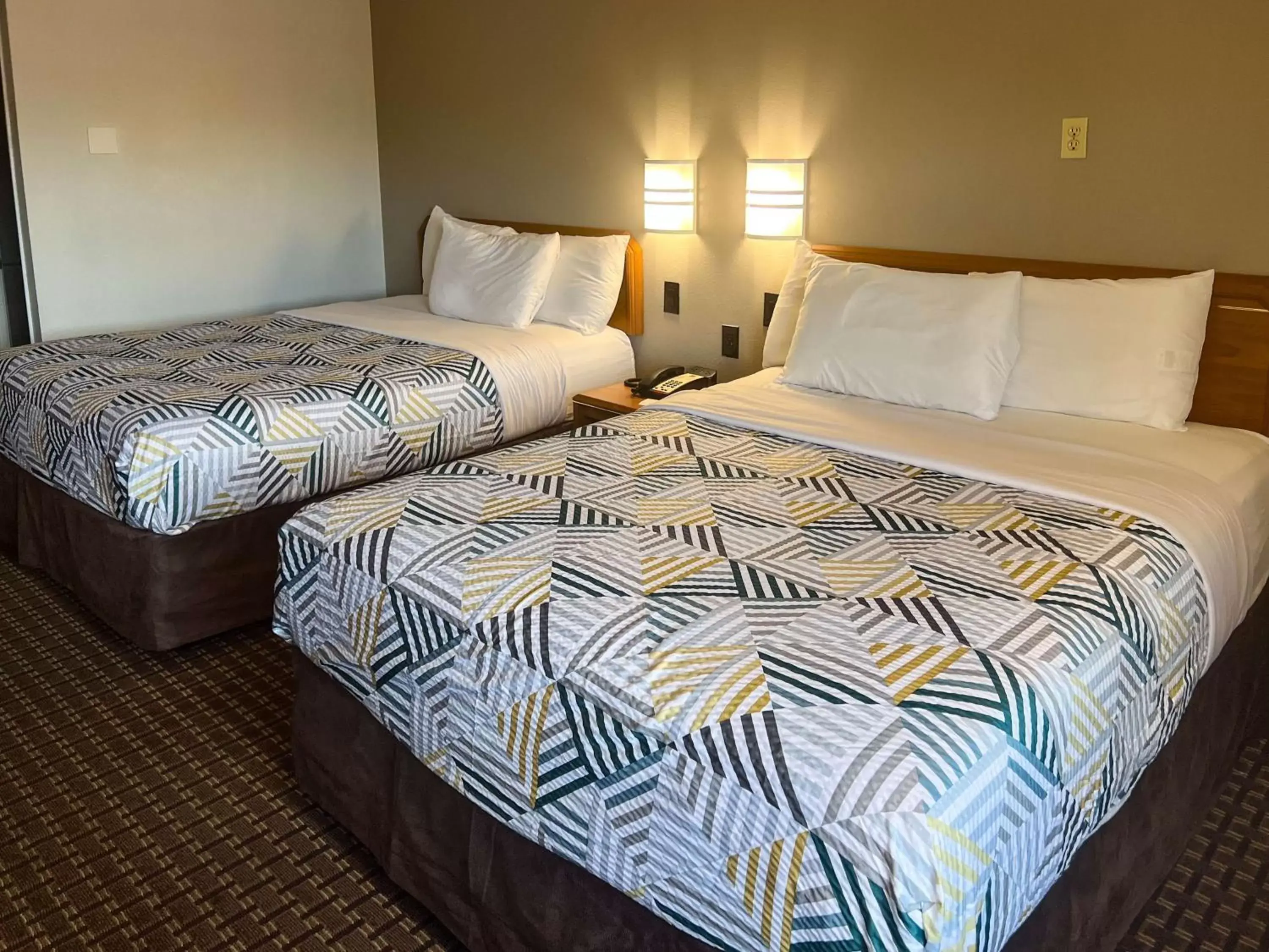 Bedroom, Bed in Motel 6 Portland, OR Southeast
