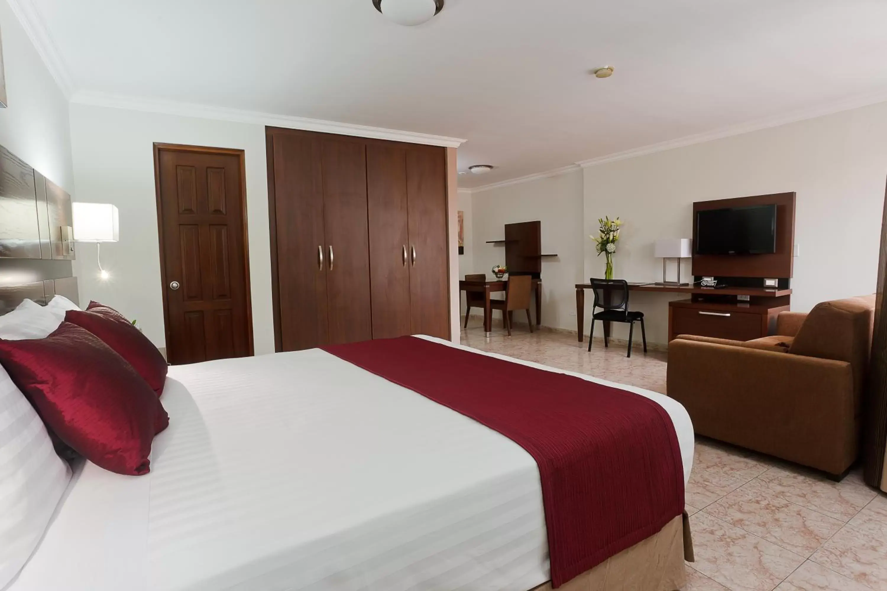 Bedroom, TV/Entertainment Center in Hotel Coral Suites