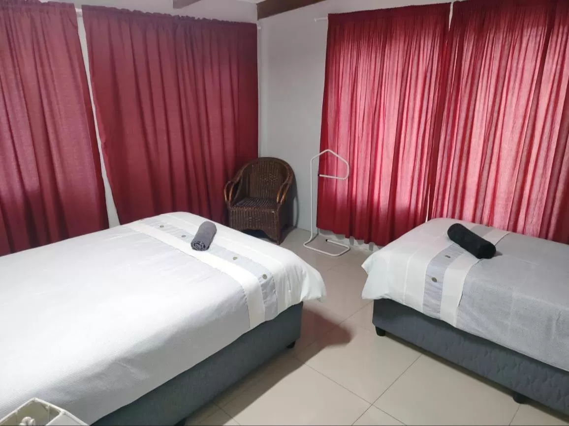 Photo of the whole room, Bed in Blue Mountain Farm Lodge, Cabins & Cottages