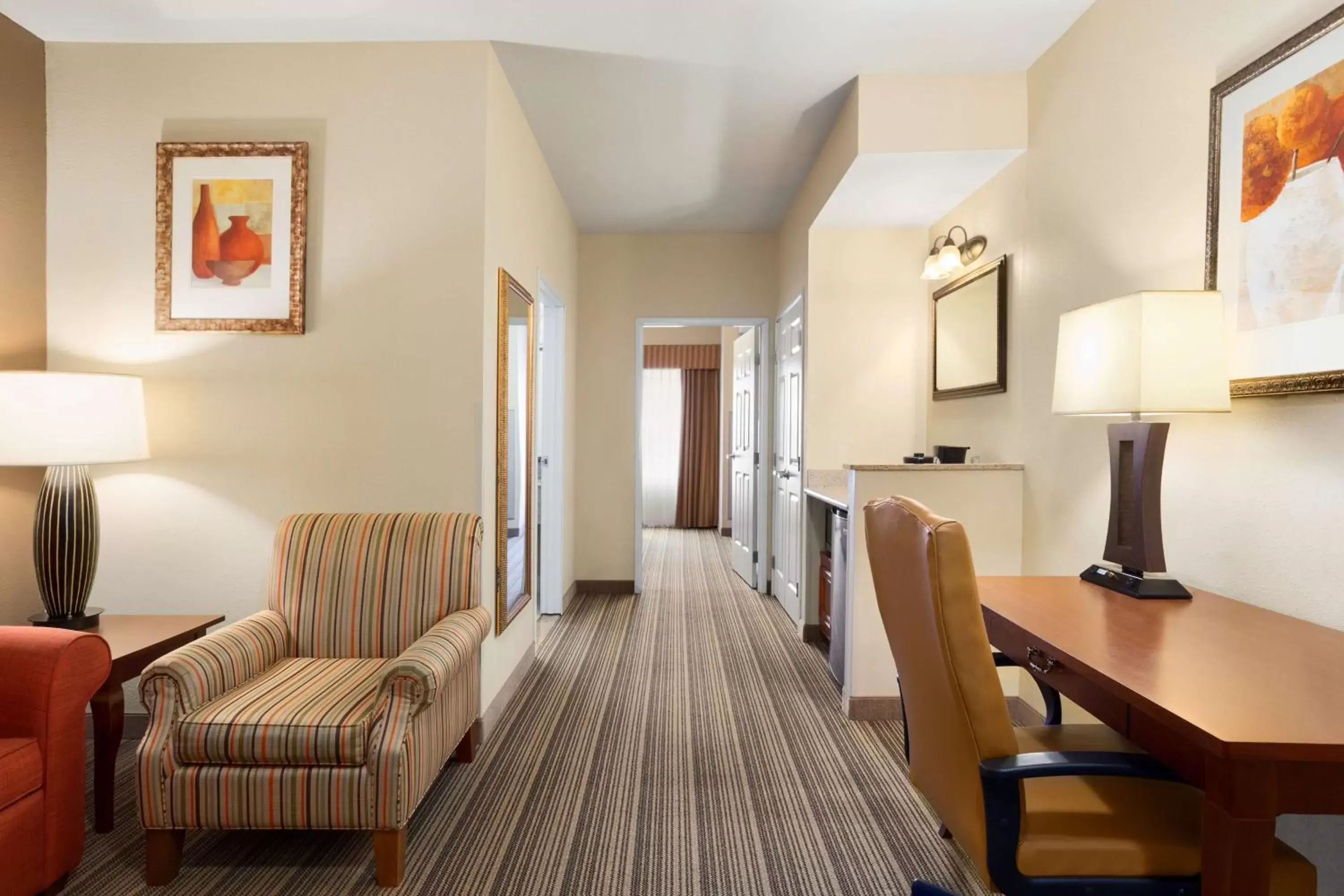 Photo of the whole room, Seating Area in Country Inn & Suites by Radisson, Columbia, MO