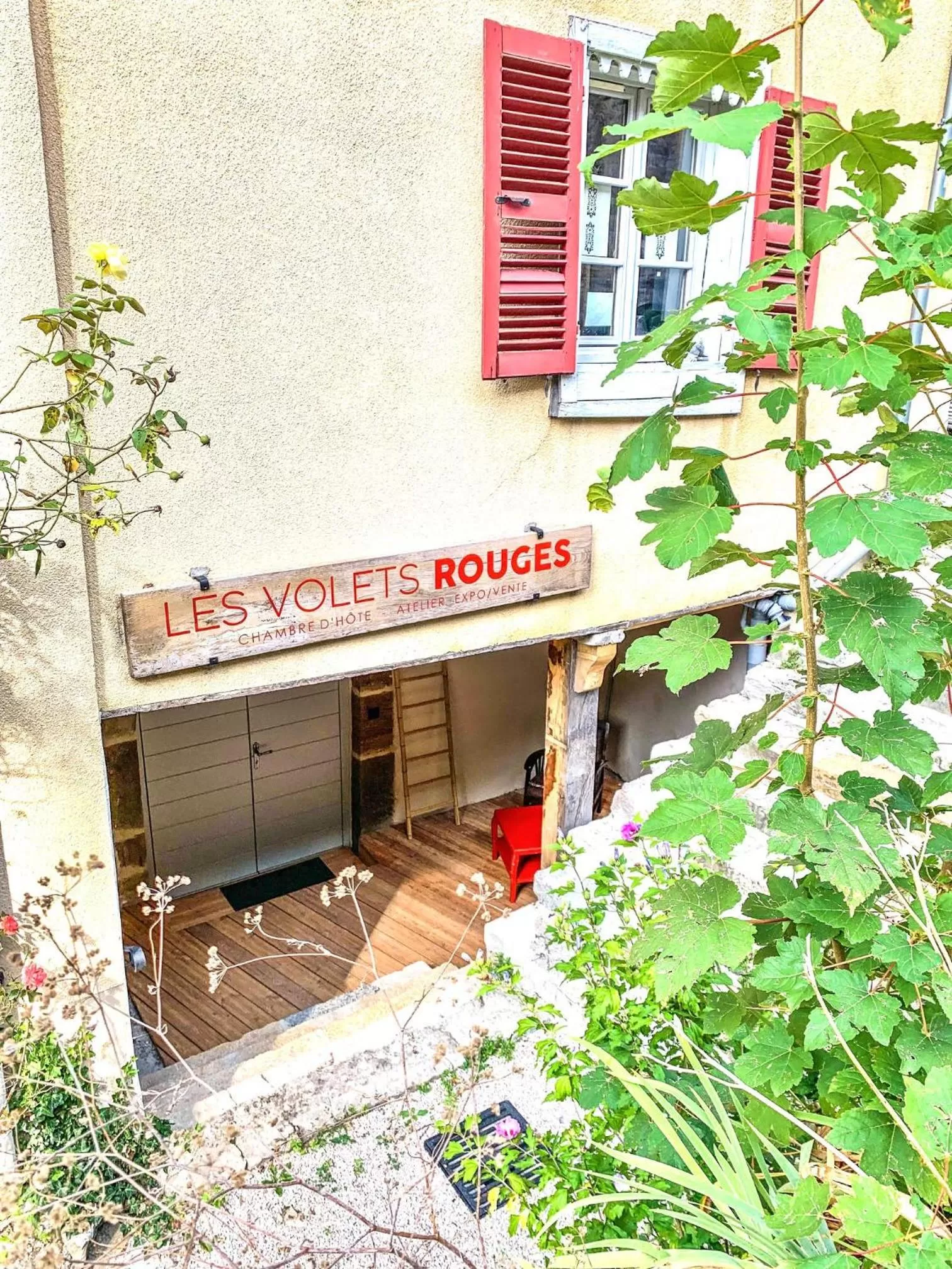 Facade/entrance in Les Volets Rouges