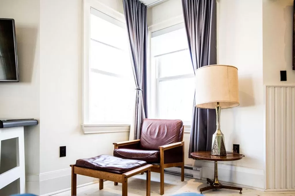 Seating area in Drake Devonshire and Motor Inn