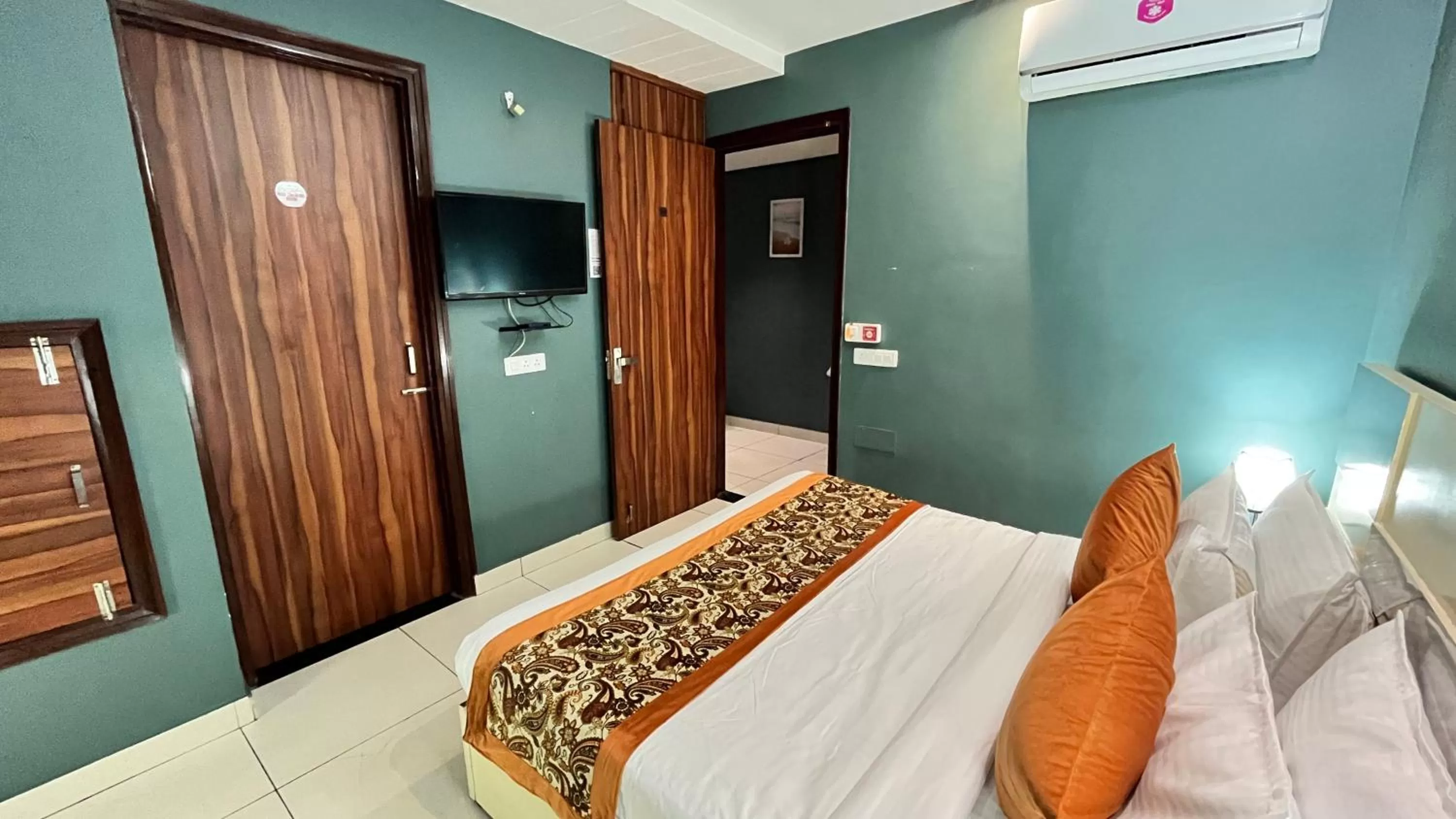 Bed in Qotel Hotel Church House Rohini Sector 15