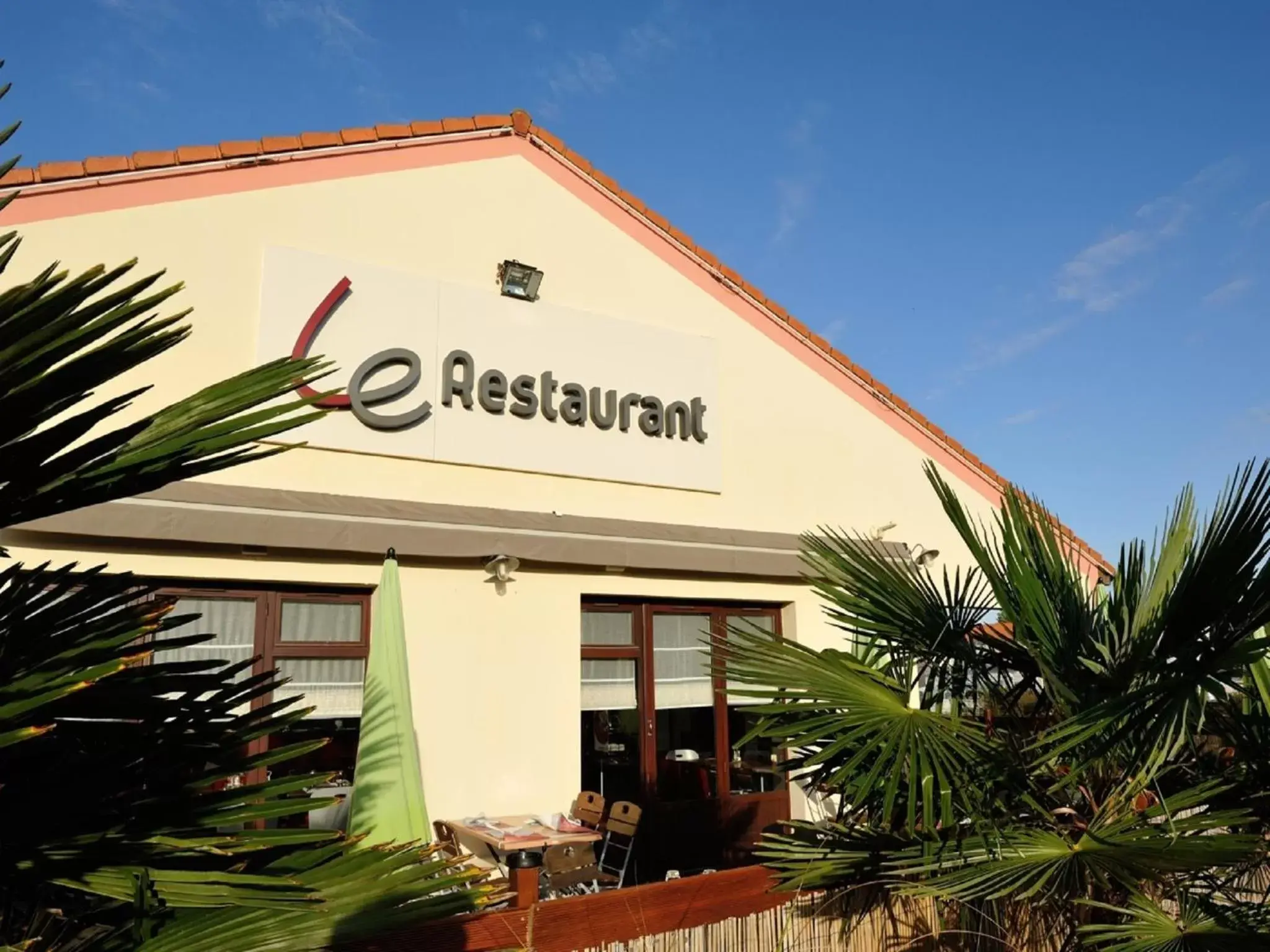 Facade/entrance in Campanile La Rochelle Nord - Puilboreau Chagnolet Facade/entrance in Campanile La Rochelle Nord - Puilboreau Chagnolet