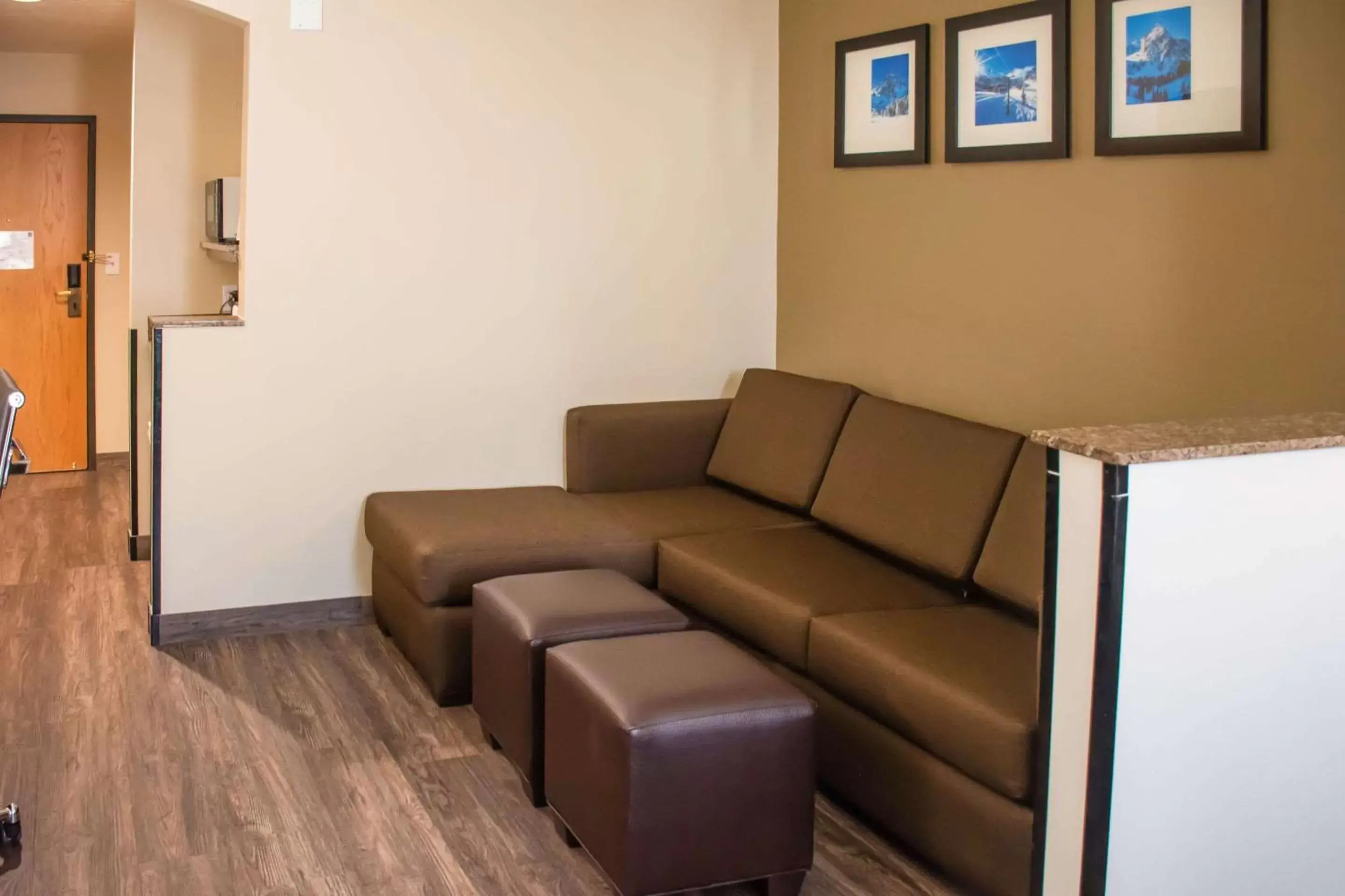 Photo of the whole room, Seating Area in Comfort Suites Ogden Conference Center