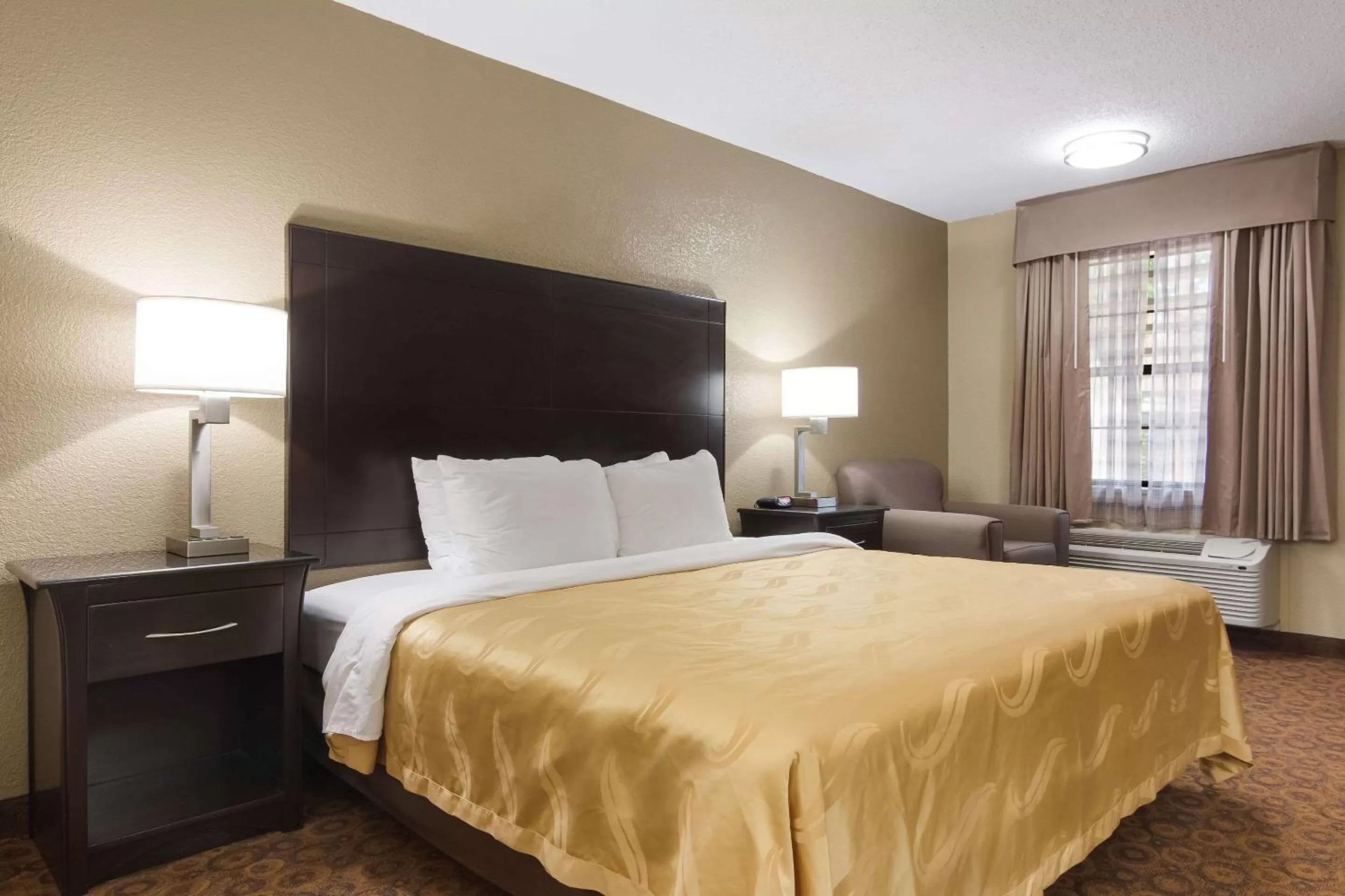 Bedroom, Bed in Quality Inn Magnolia