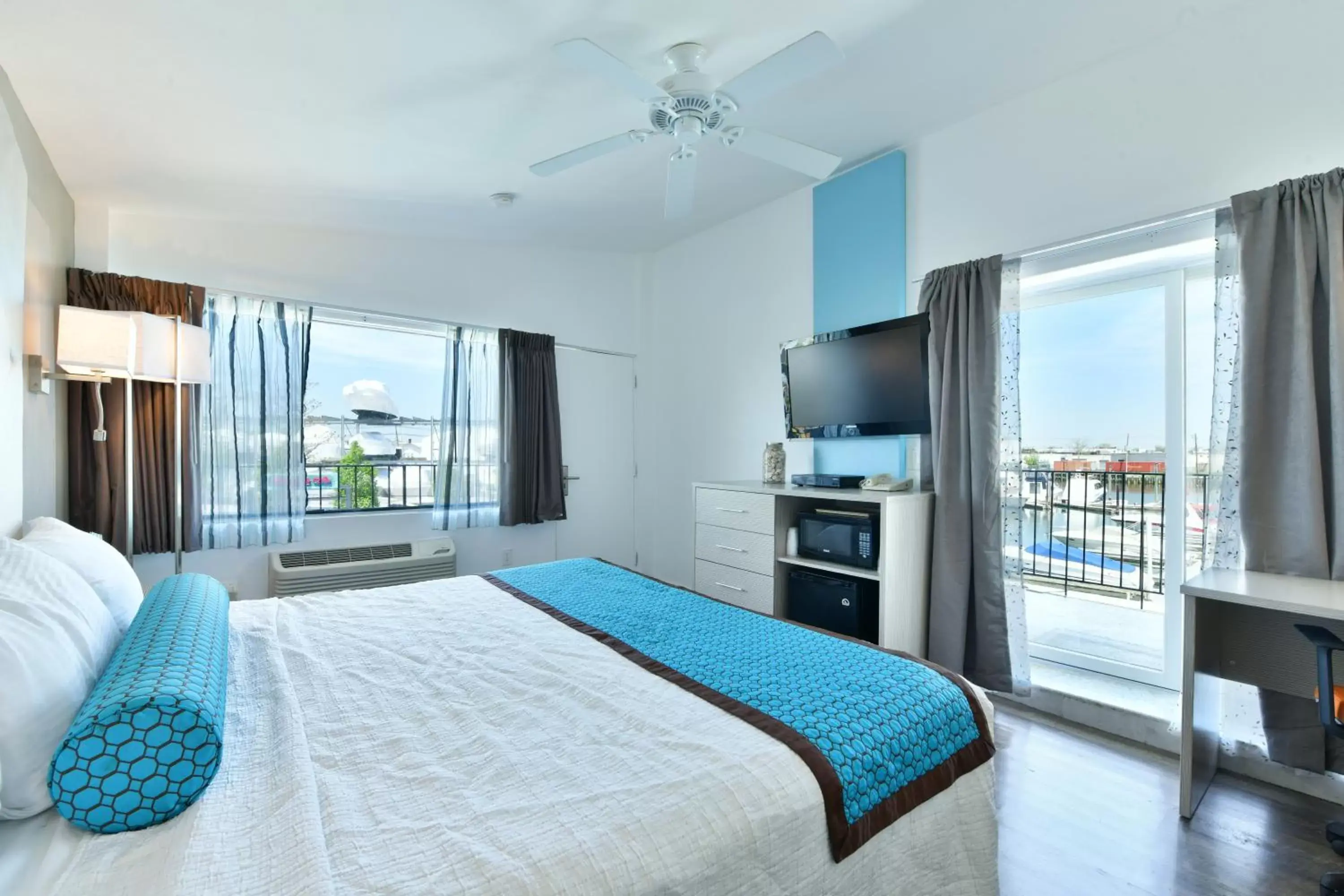 Bed in The Freeport Inn and Marina Bed in The Freeport Inn and Marina