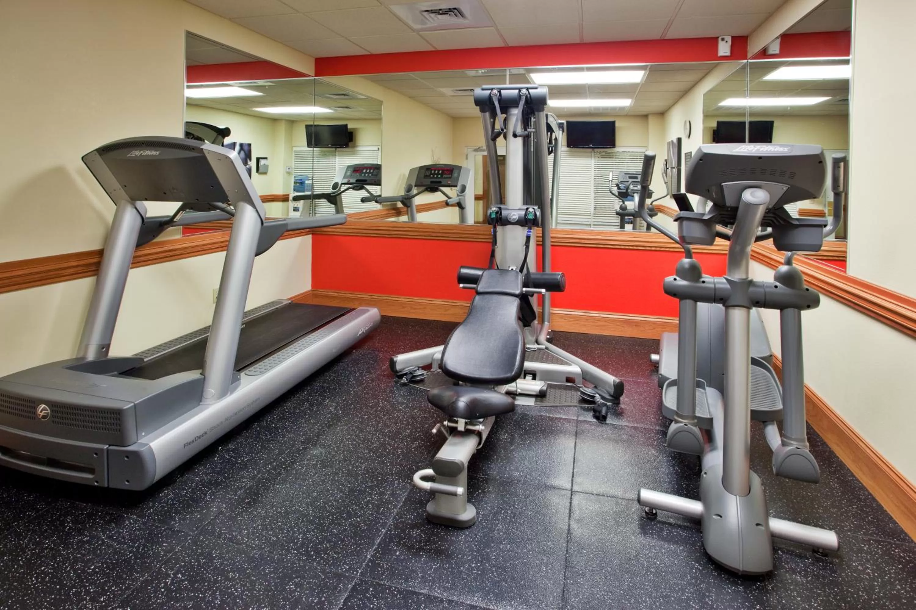 Fitness centre/facilities in Country Inn & Suites by Radisson, Tifton, GA