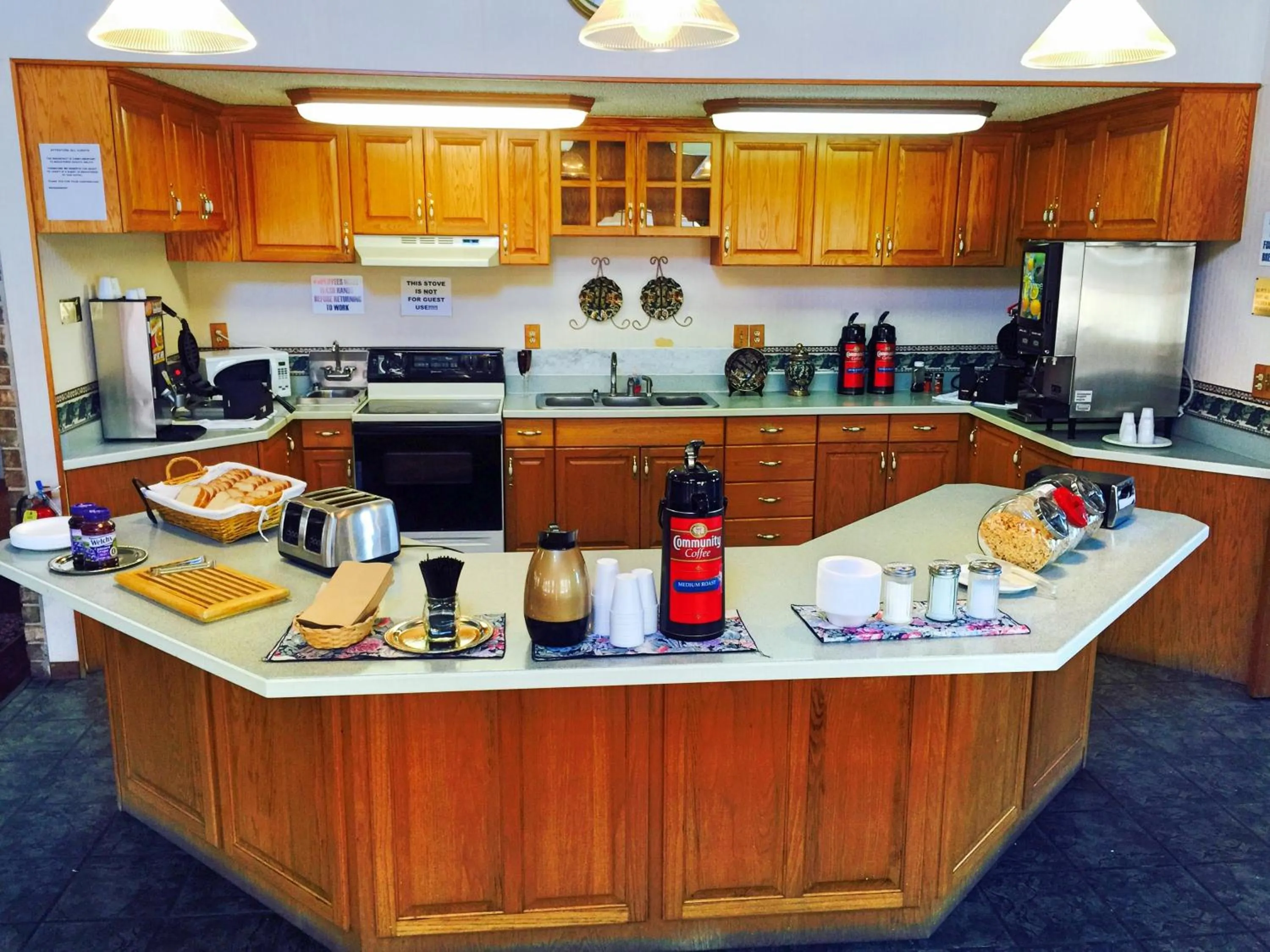 Kitchen or kitchenette in HOTEL DEL SOL - Pensacola