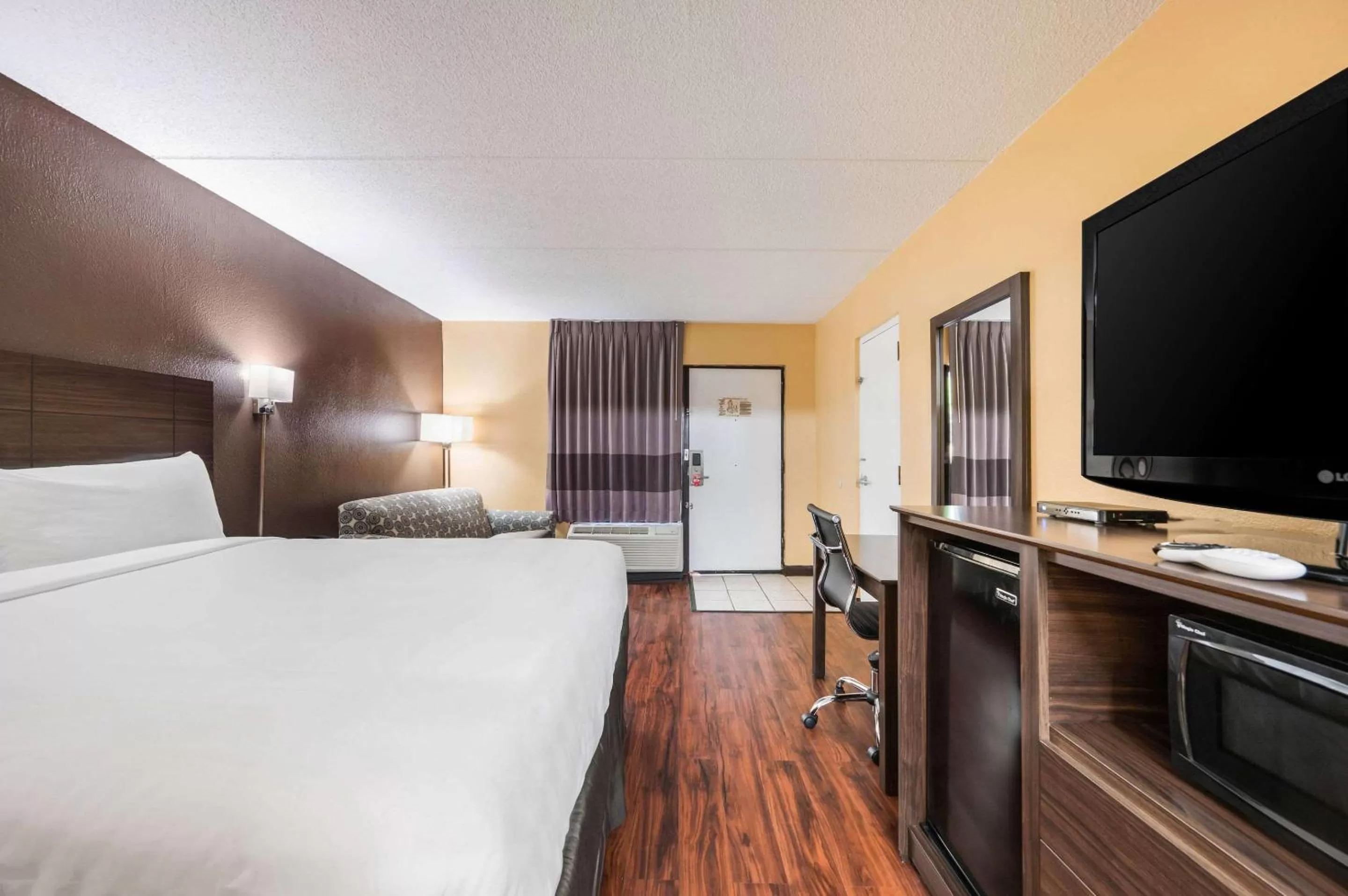 Photo of the whole room, Bed in Econo Lodge Columbus near Airport